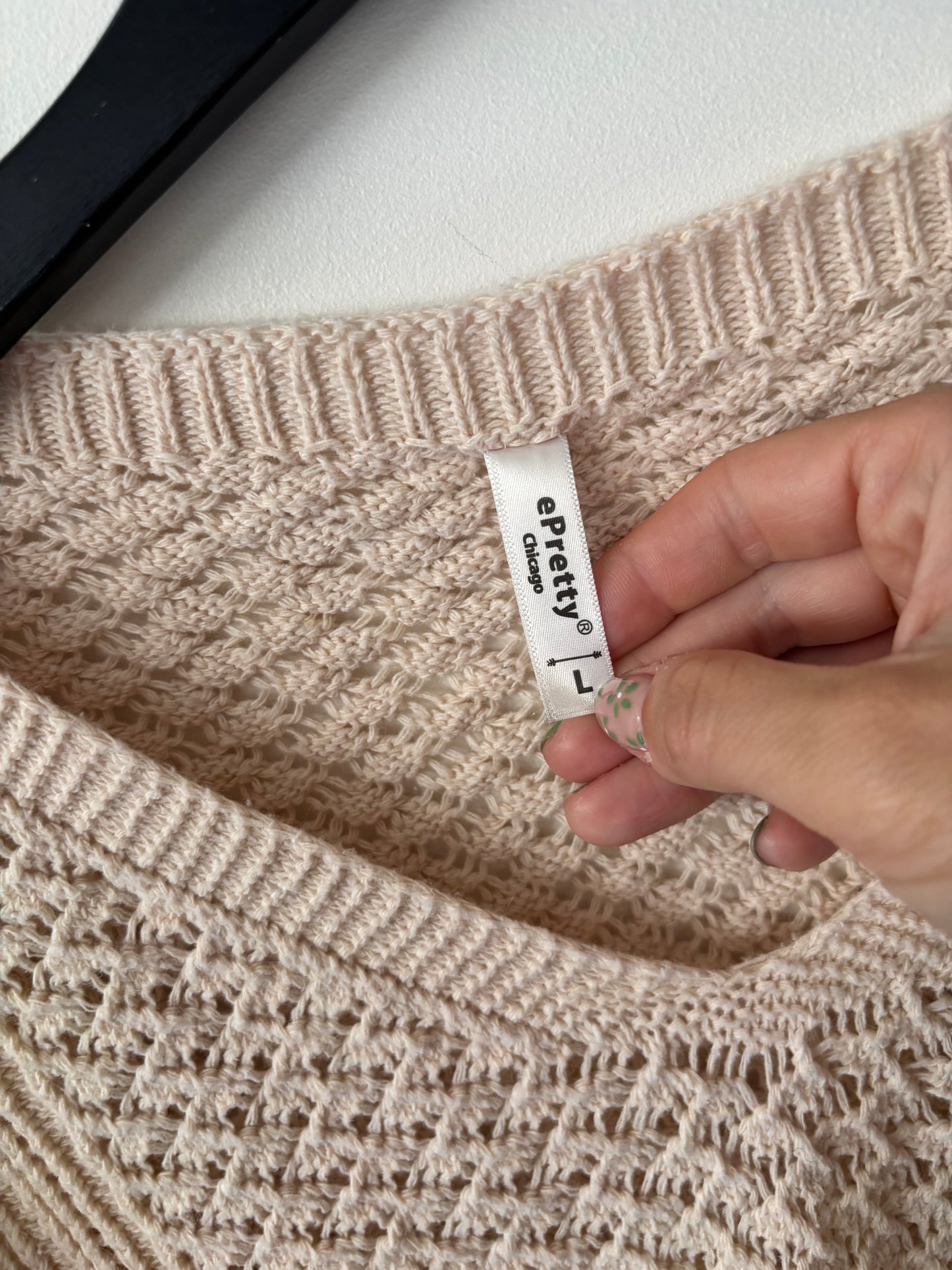 ePretty Beige Knit V-neck Sweater | Sz Large