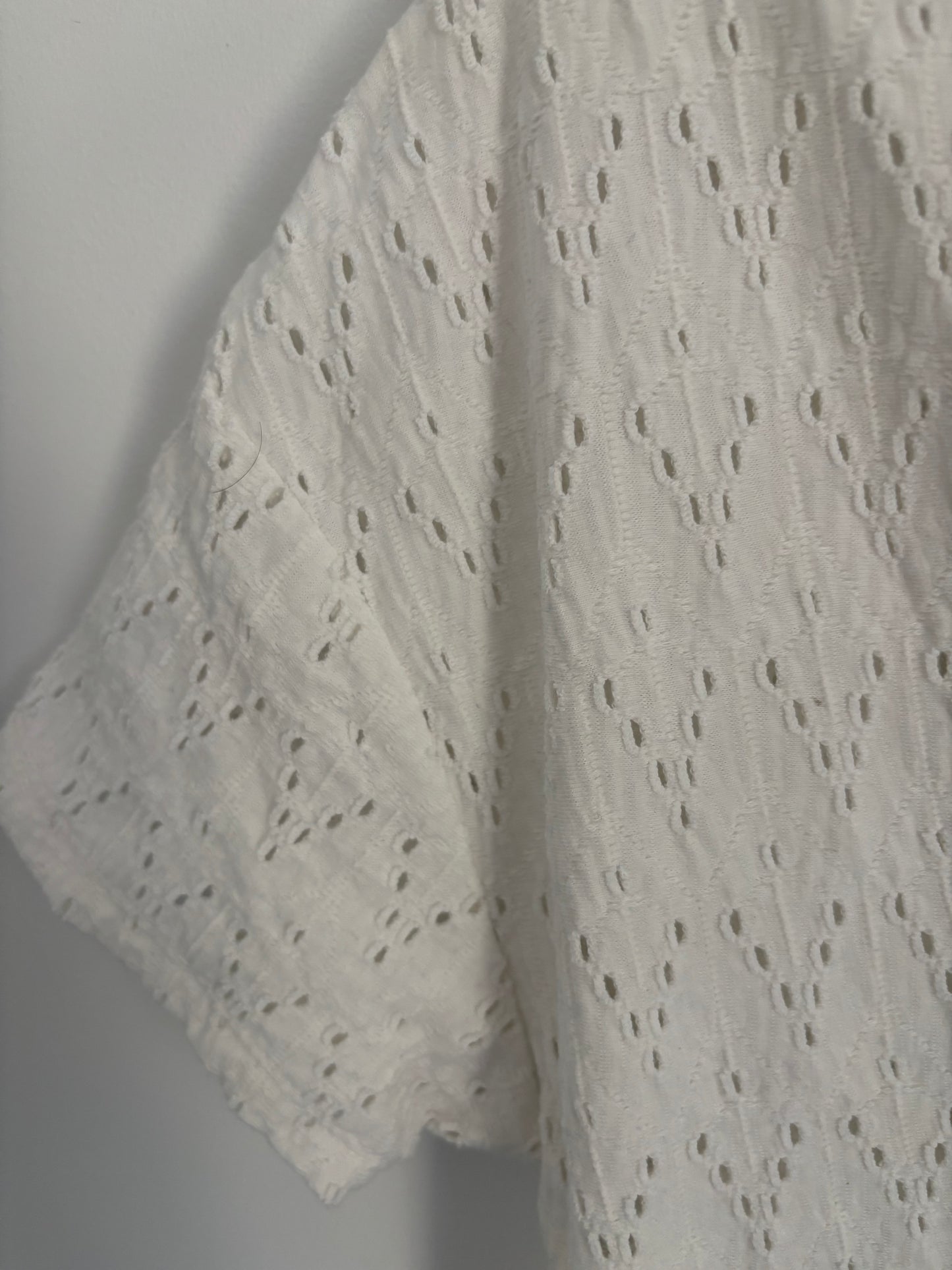 Dex White Eyelet Top with Tie Back | Medium (OC08D2)