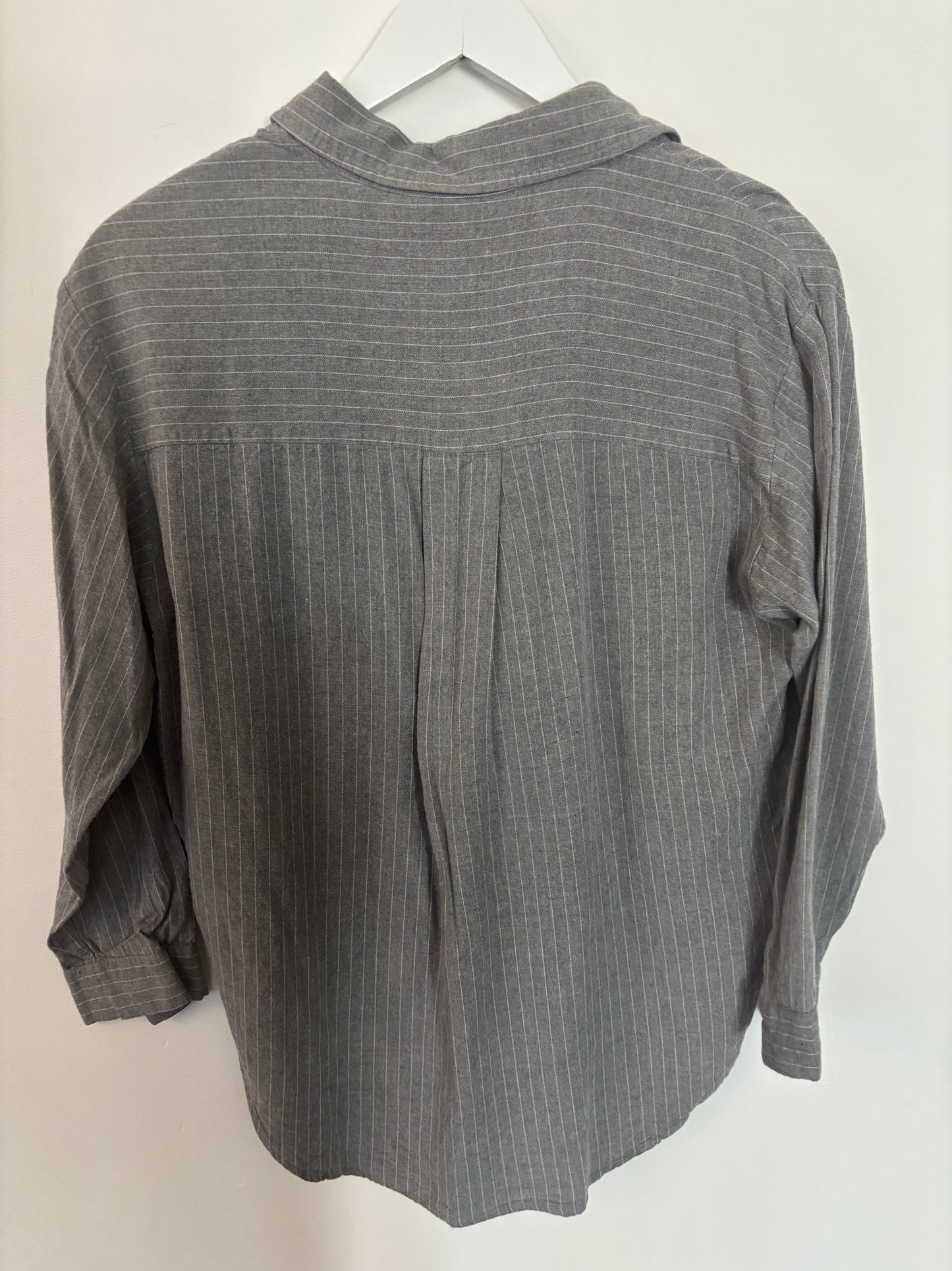 RW&Co Dark Grey Pinstripe Button Up Shirt | Medium (N43S20)