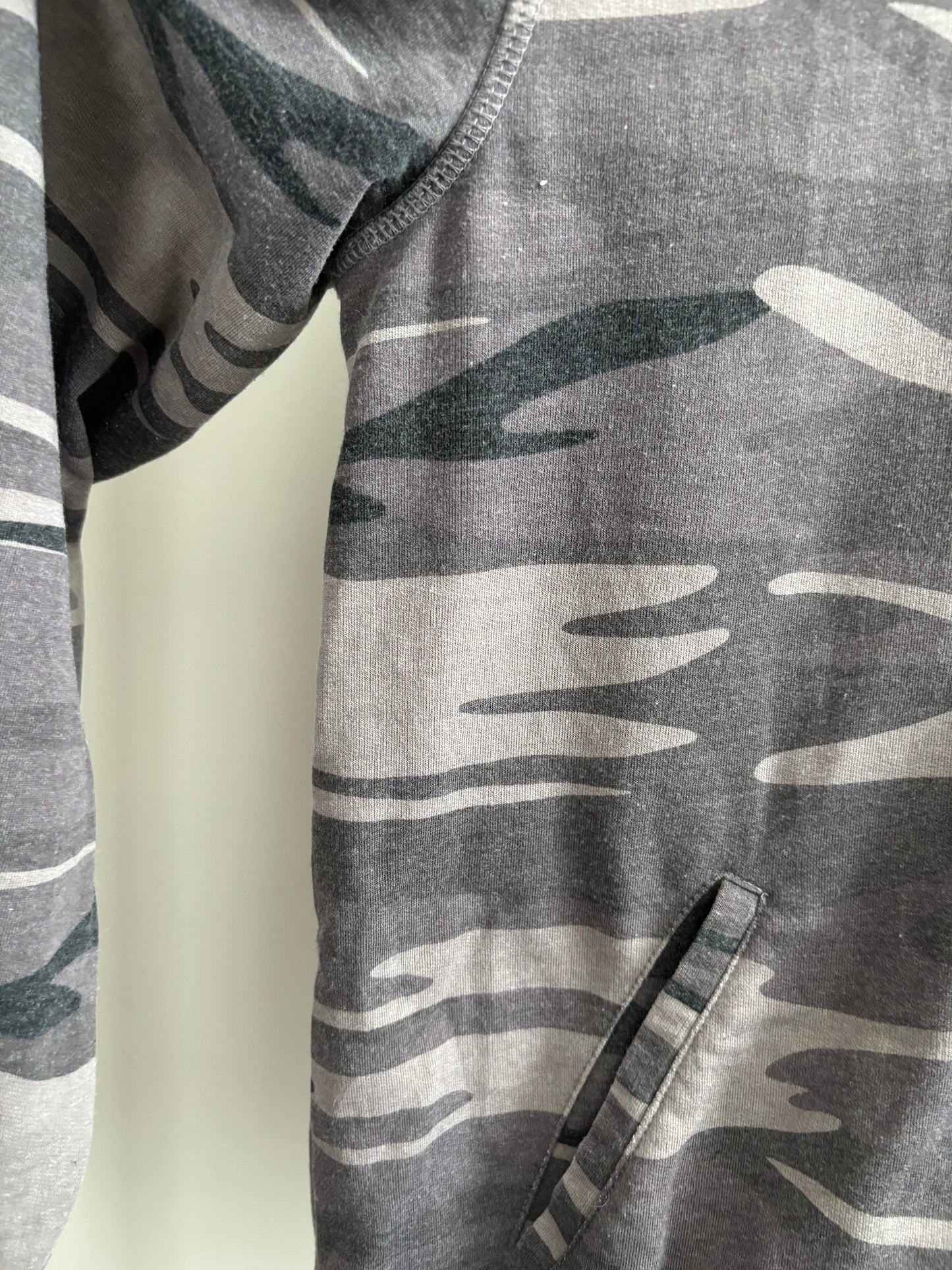 Z Supply Grey Tone Camo Bomber Sweater/Jacket | SZ Medium (J173E13)