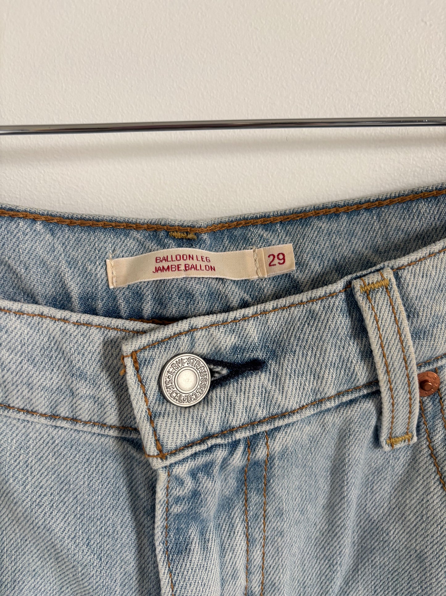Levi's Balloon Denim in Lightwash | 29