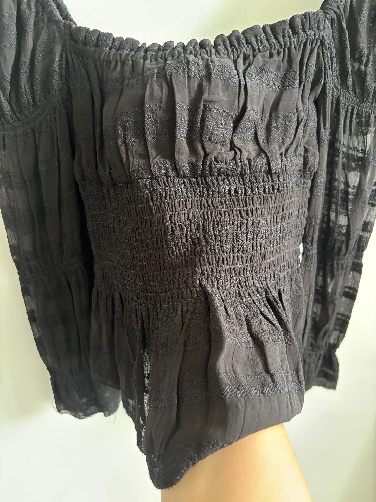 NWT Wilfred/ Aritzia Fable Off Shoulder Smocked Top | XXS
