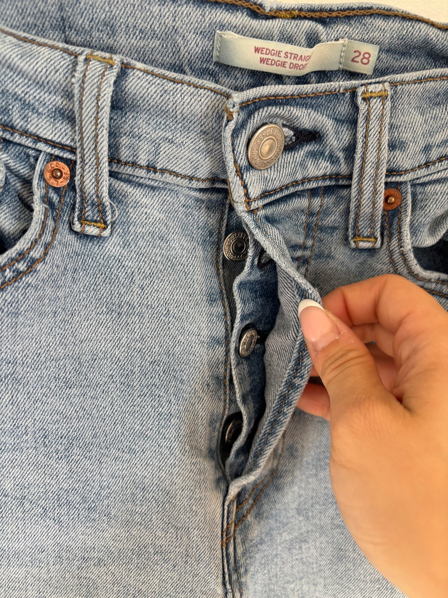 Levi's Wedgie Straight Distresed Denim | 28 (fit small**)