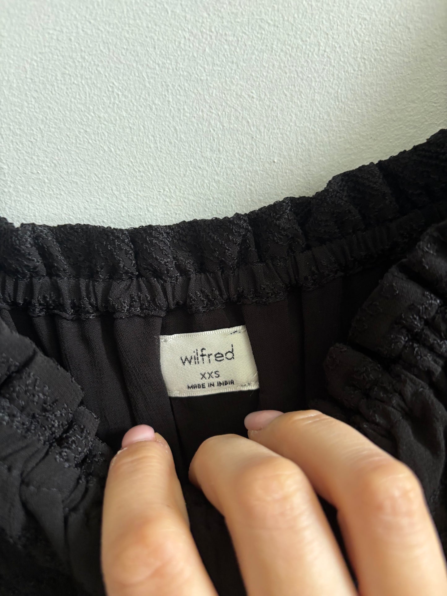 NWT Wilfred/ Aritzia Fable Off Shoulder Smocked Top | XXS