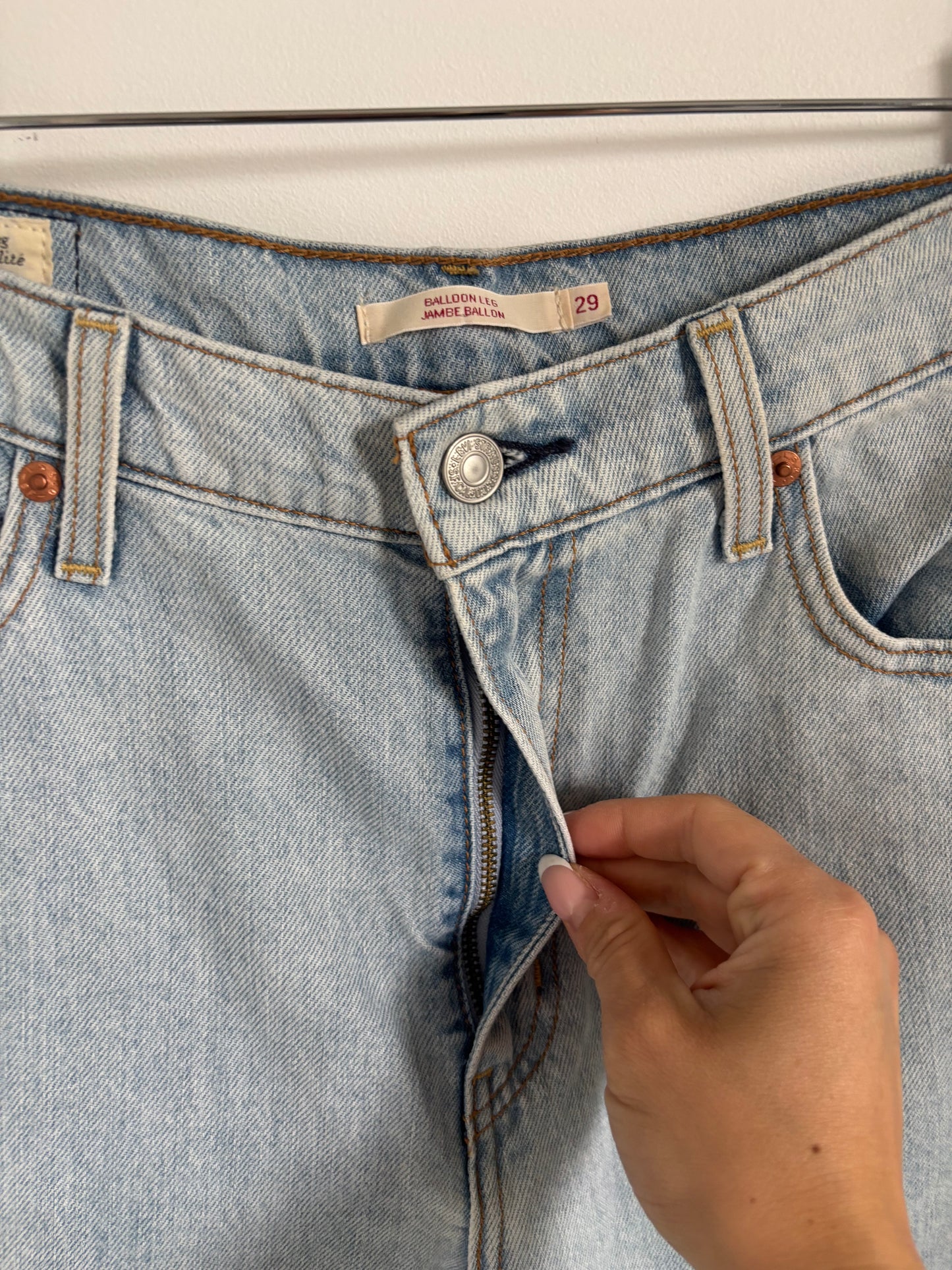 Levi's Balloon Denim in Lightwash | 29