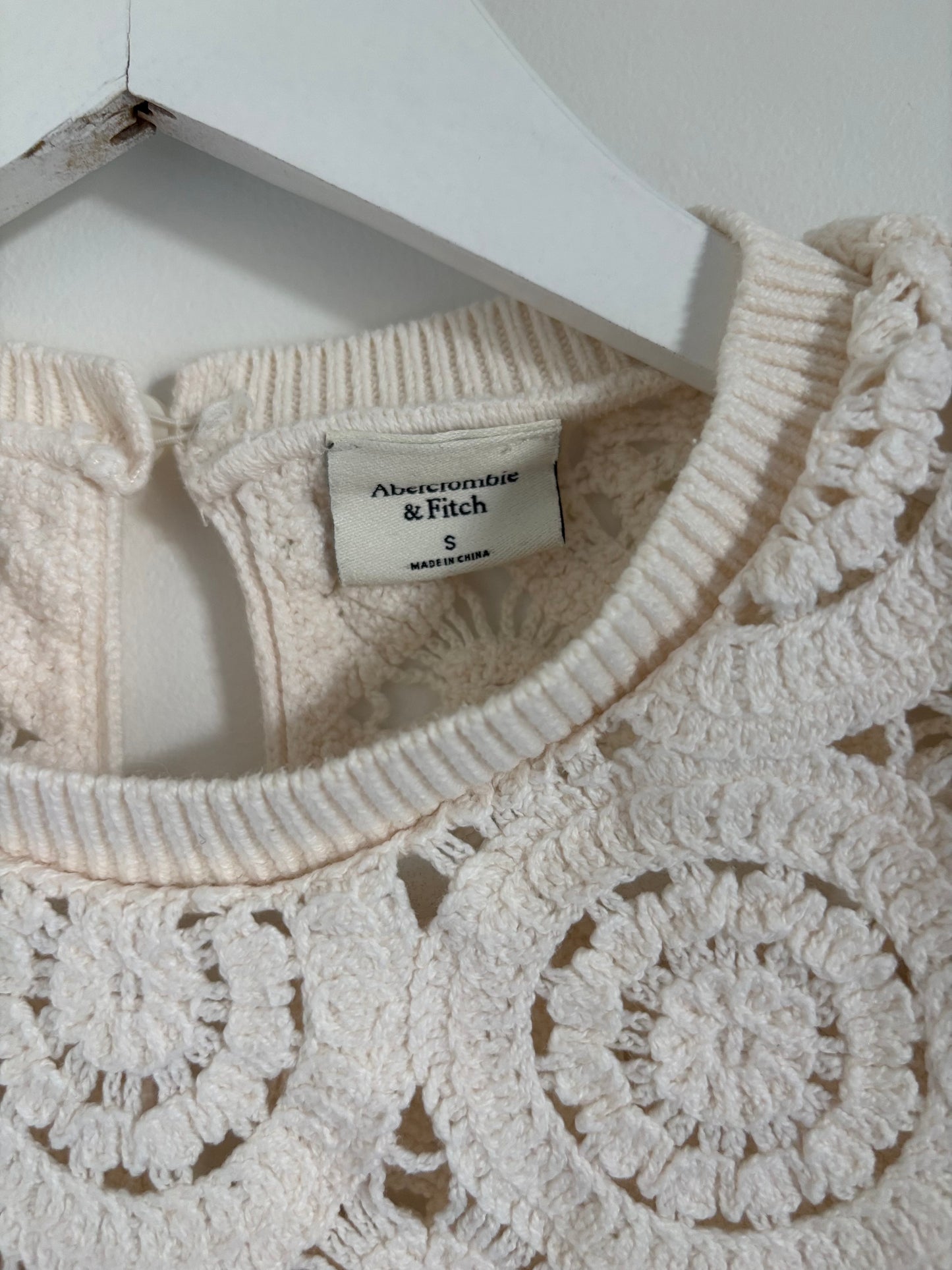 Abercrombie Crochet Cream Top | Small (O18L4)