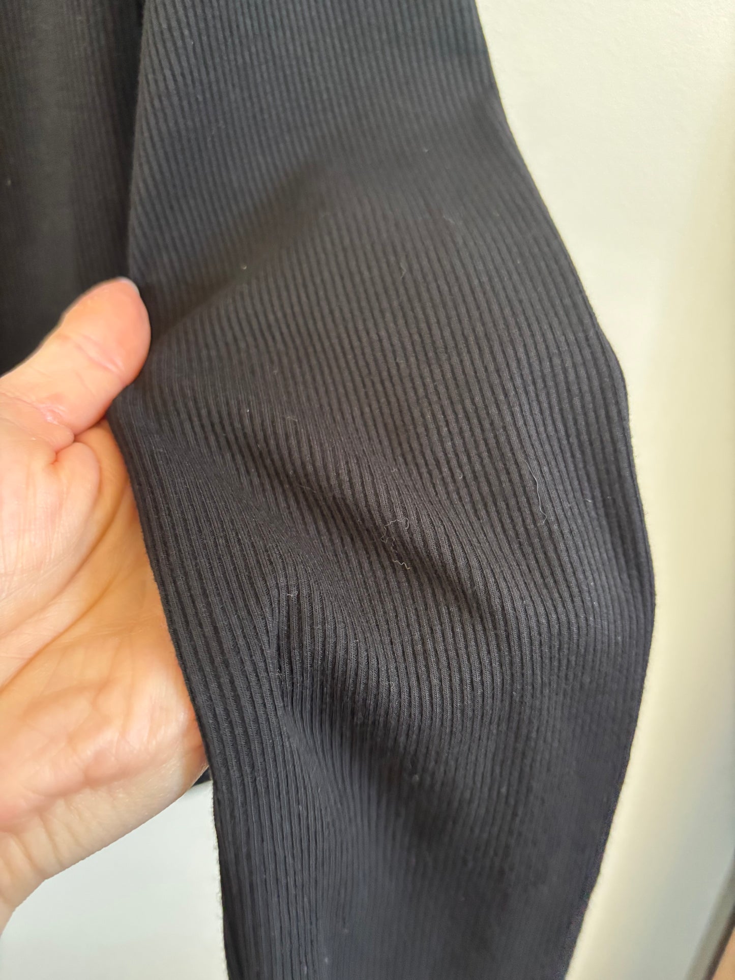 Guess Black Off-the-Shoulder top | Large ( O99P3)