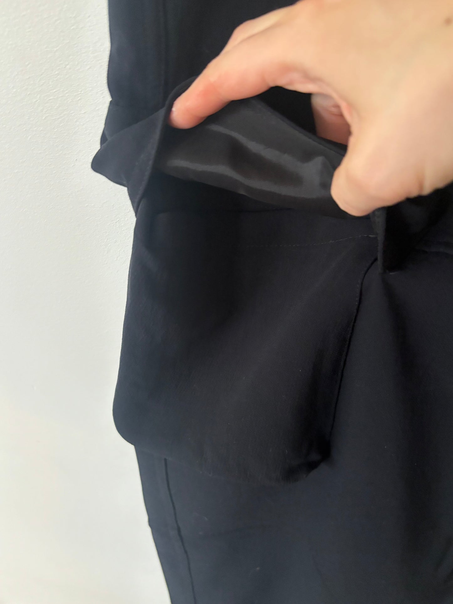 Wilfred / Aritzia Black Crepe "Project" Cargo Pants | Sz 8 (N213K6)