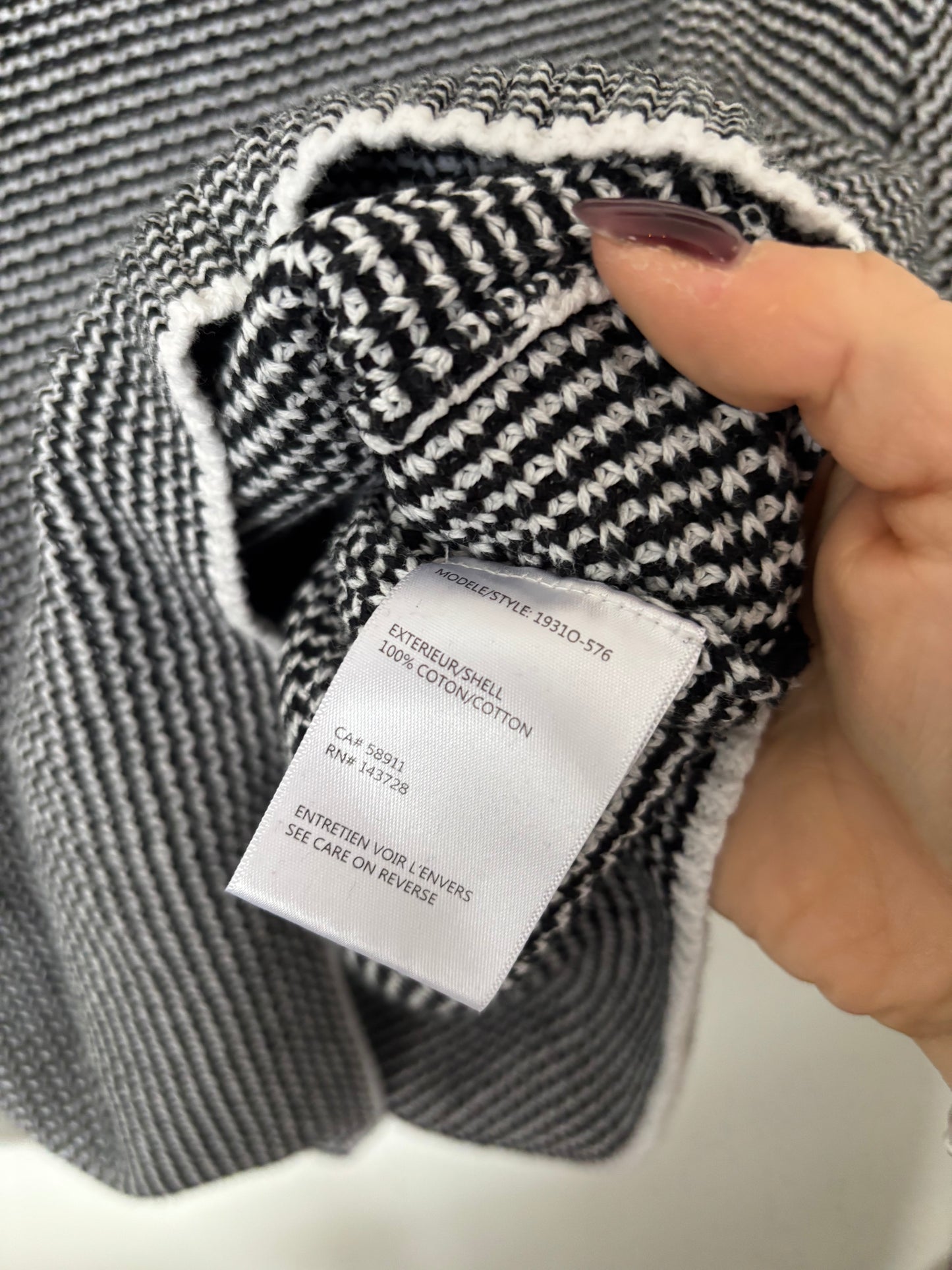 Tribal Funnel Neck Sweater in Black/White | Size Medium (D032L4)