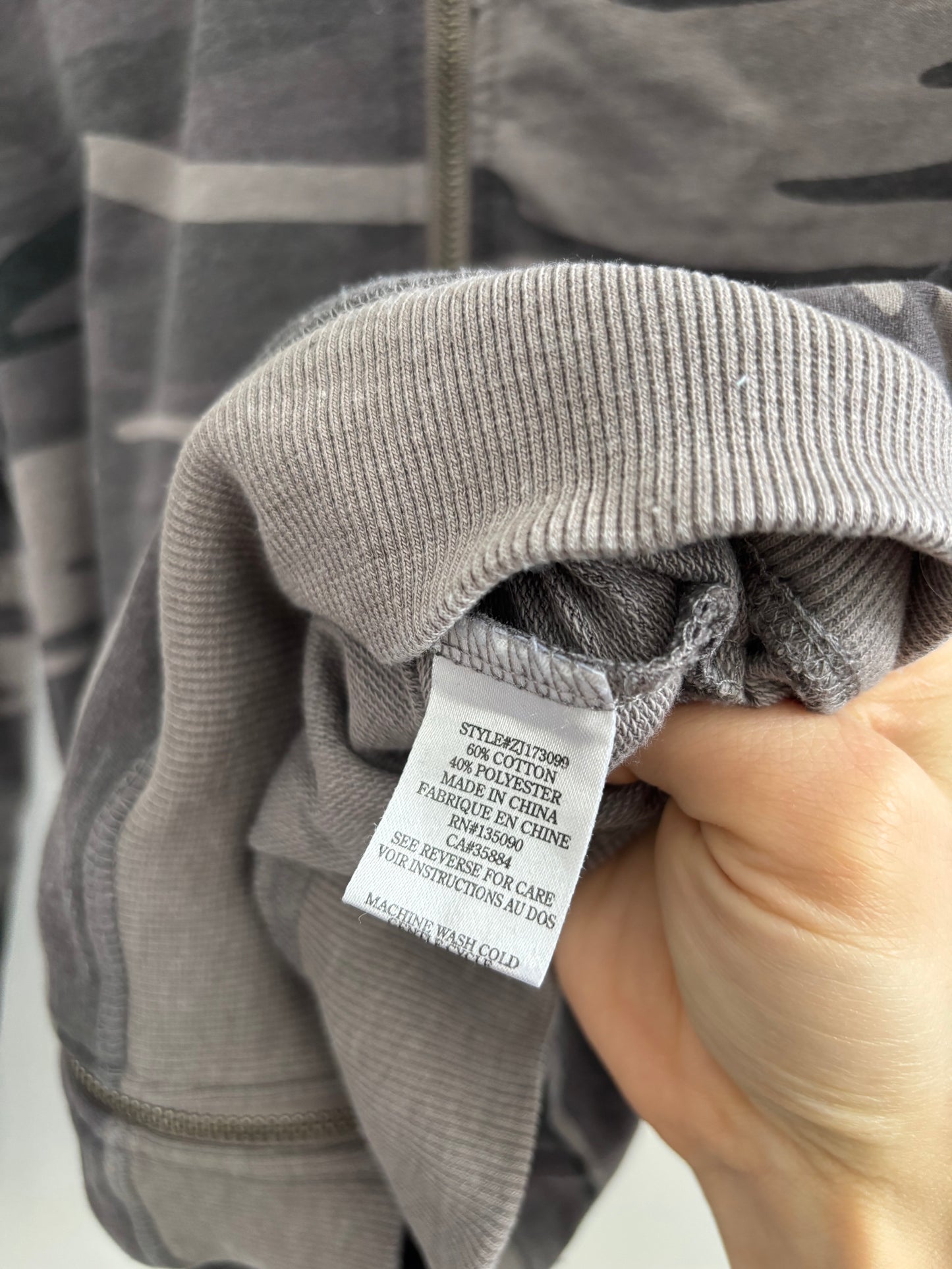 Z Supply Grey Tone Camo Bomber Sweater/Jacket | SZ Medium (J173E13)