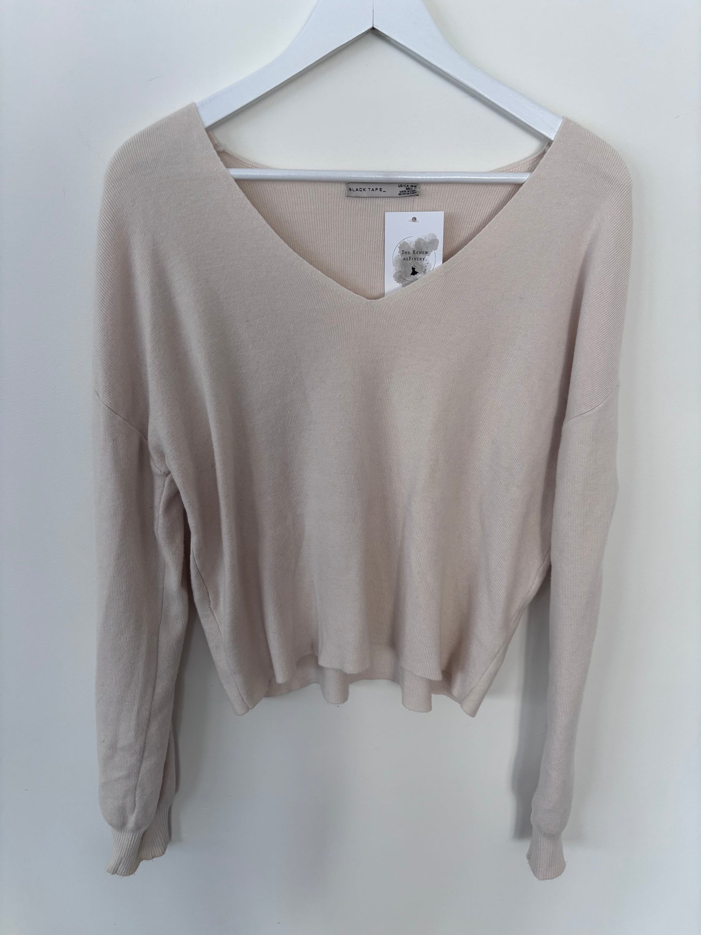 Black Tape_ Cream Soft V-Neck Sweater | Sz Medium (F38S6)