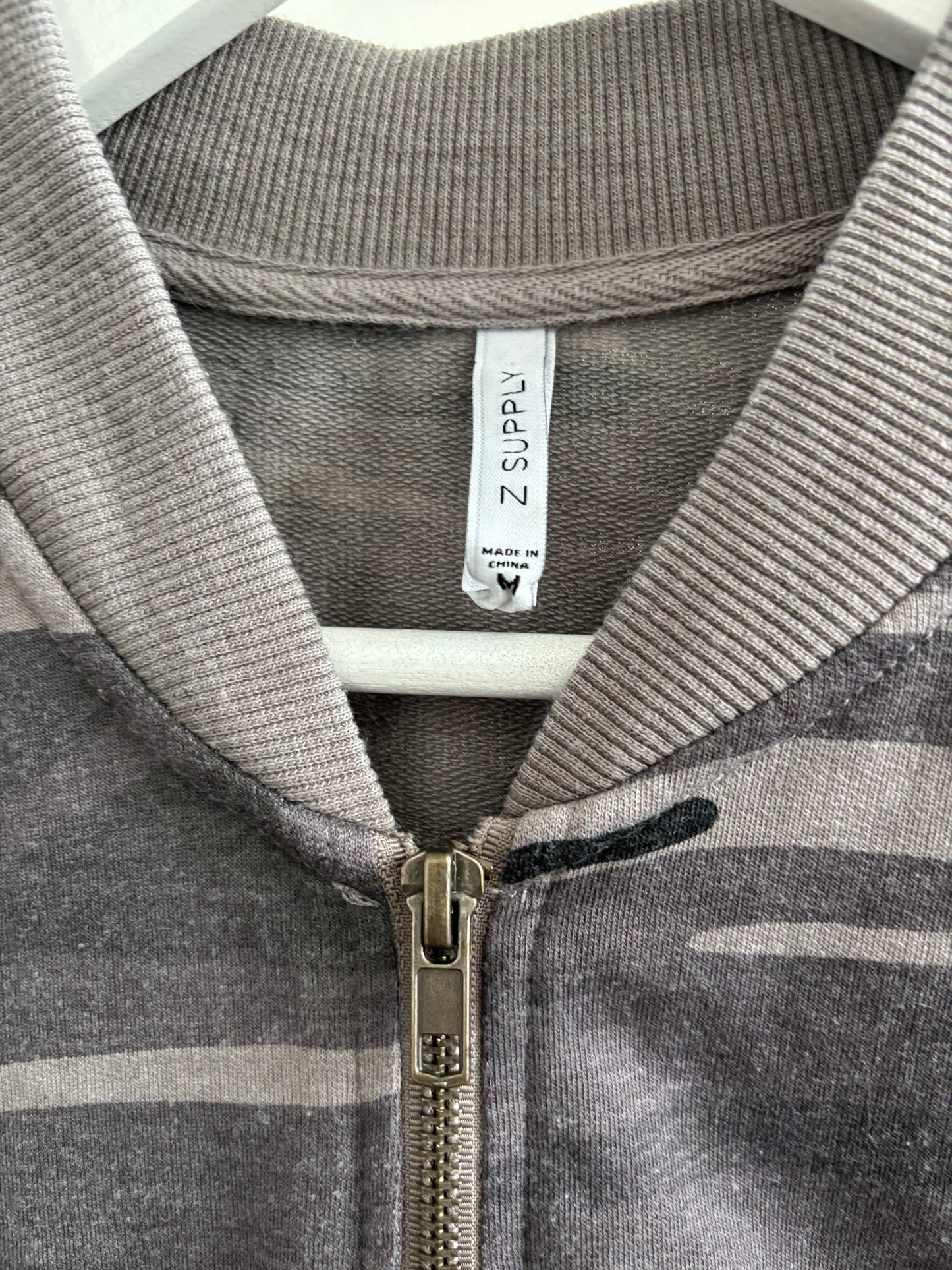 Z Supply Grey Tone Camo Bomber Sweater/Jacket | SZ Medium (J173E13)