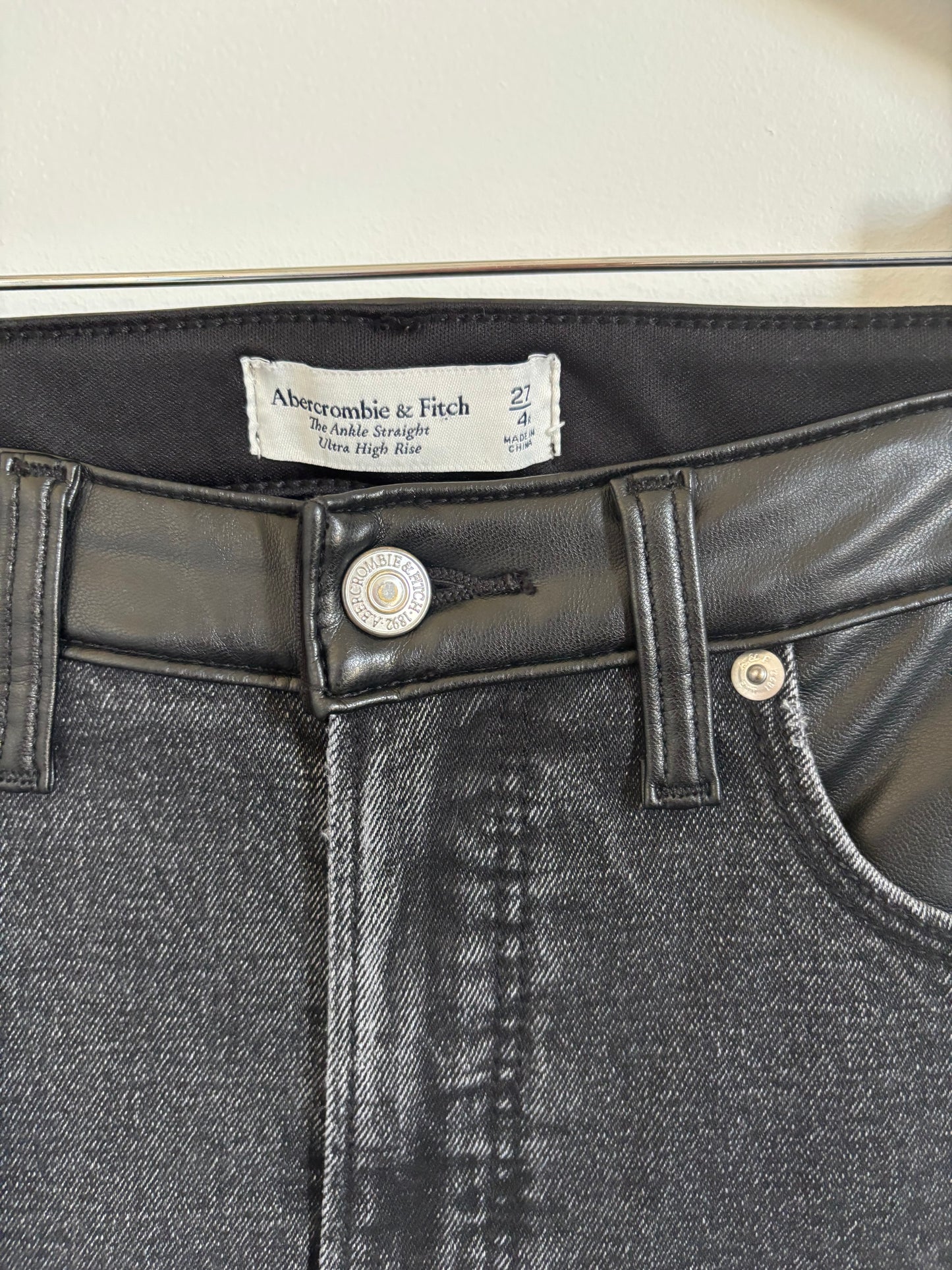 Abercrombie Mixed Fabric Ultra High Rise Ankle Straight Jean |  27 (O30L4)