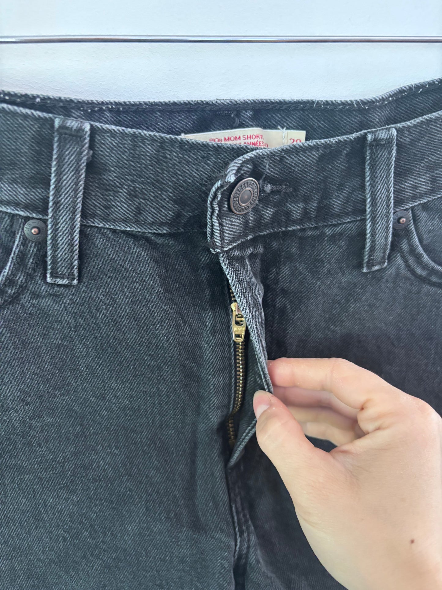 Levi's 80s Mom Shorts in Black Wash | Sz 28