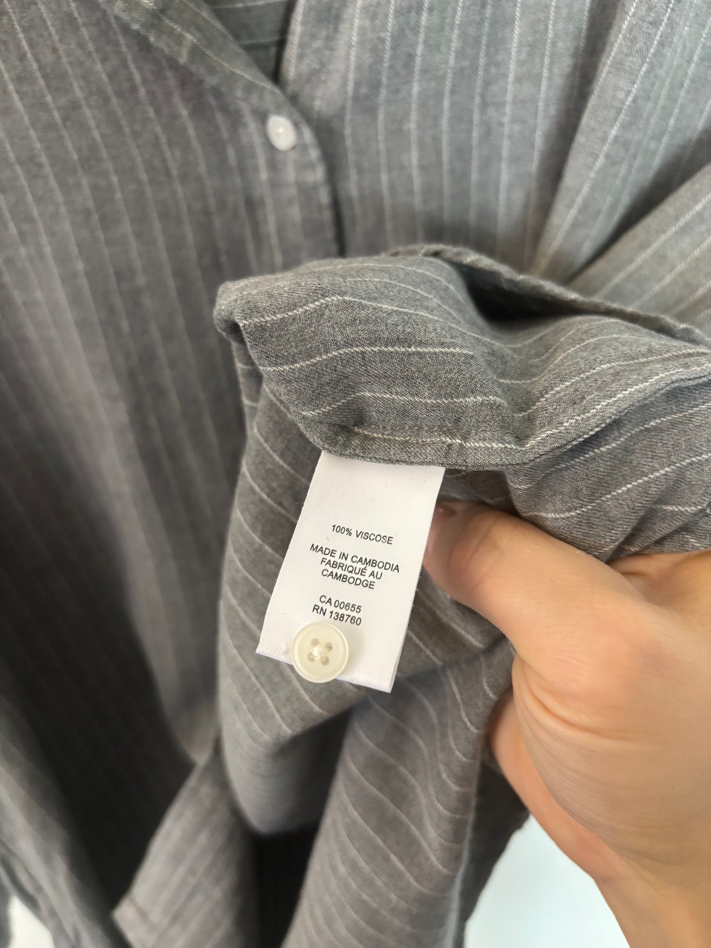 RW&Co Dark Grey Pinstripe Button Up Shirt | Medium (N43S20)