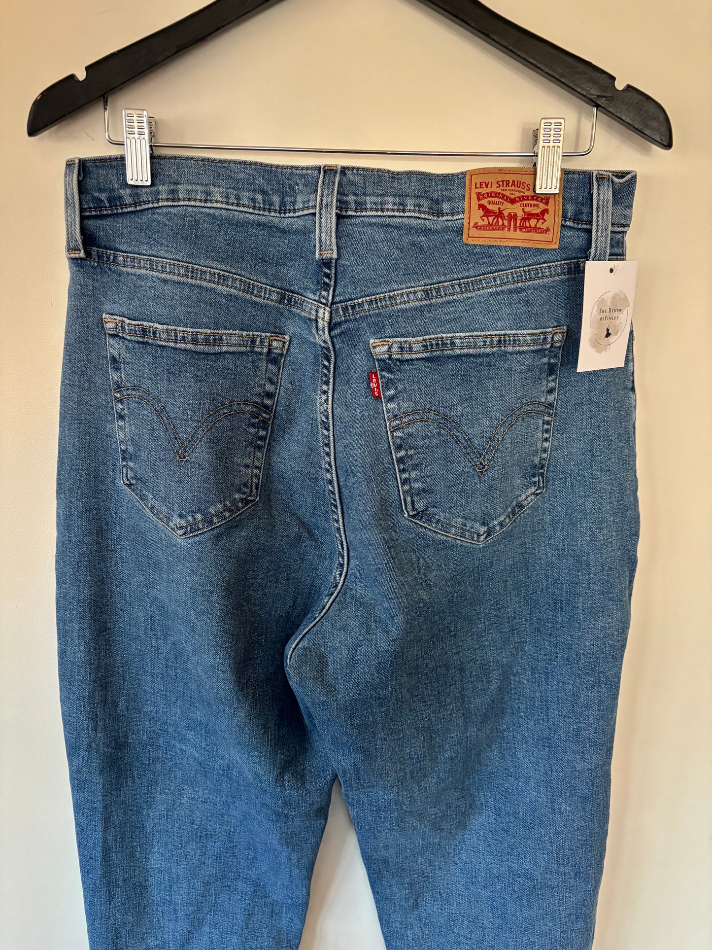 Levi's High Rise Distressed Mom Jeans | 32