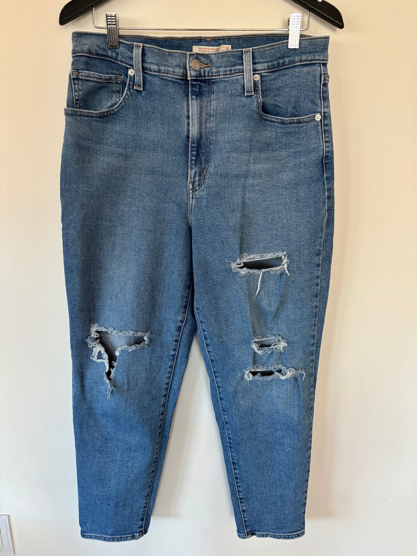 Levi's High Rise Distressed Mom Jeans | 32