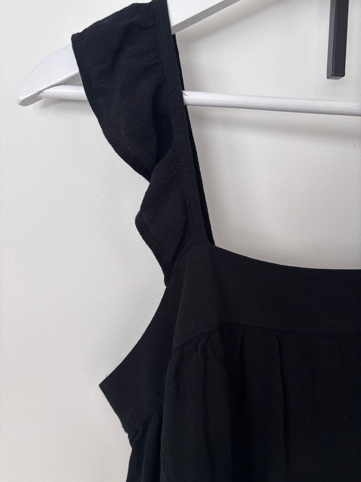 ICHI Ruffle Strap Black Top | Sz Medium (M10W3)