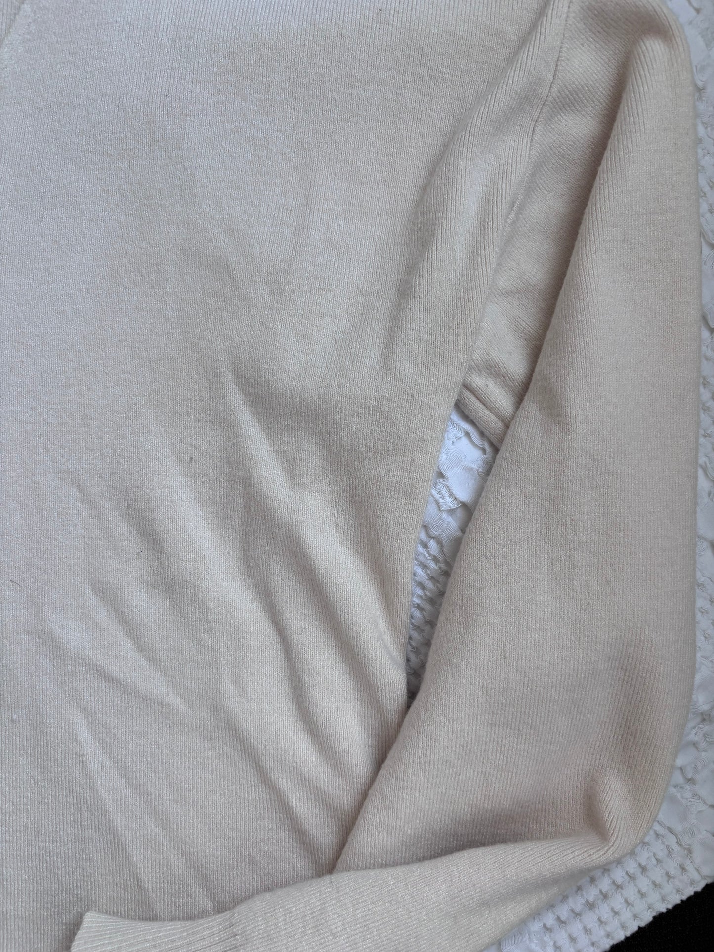 Black Tape_ Cream Soft V-Neck Sweater | Sz Medium (F38S6)