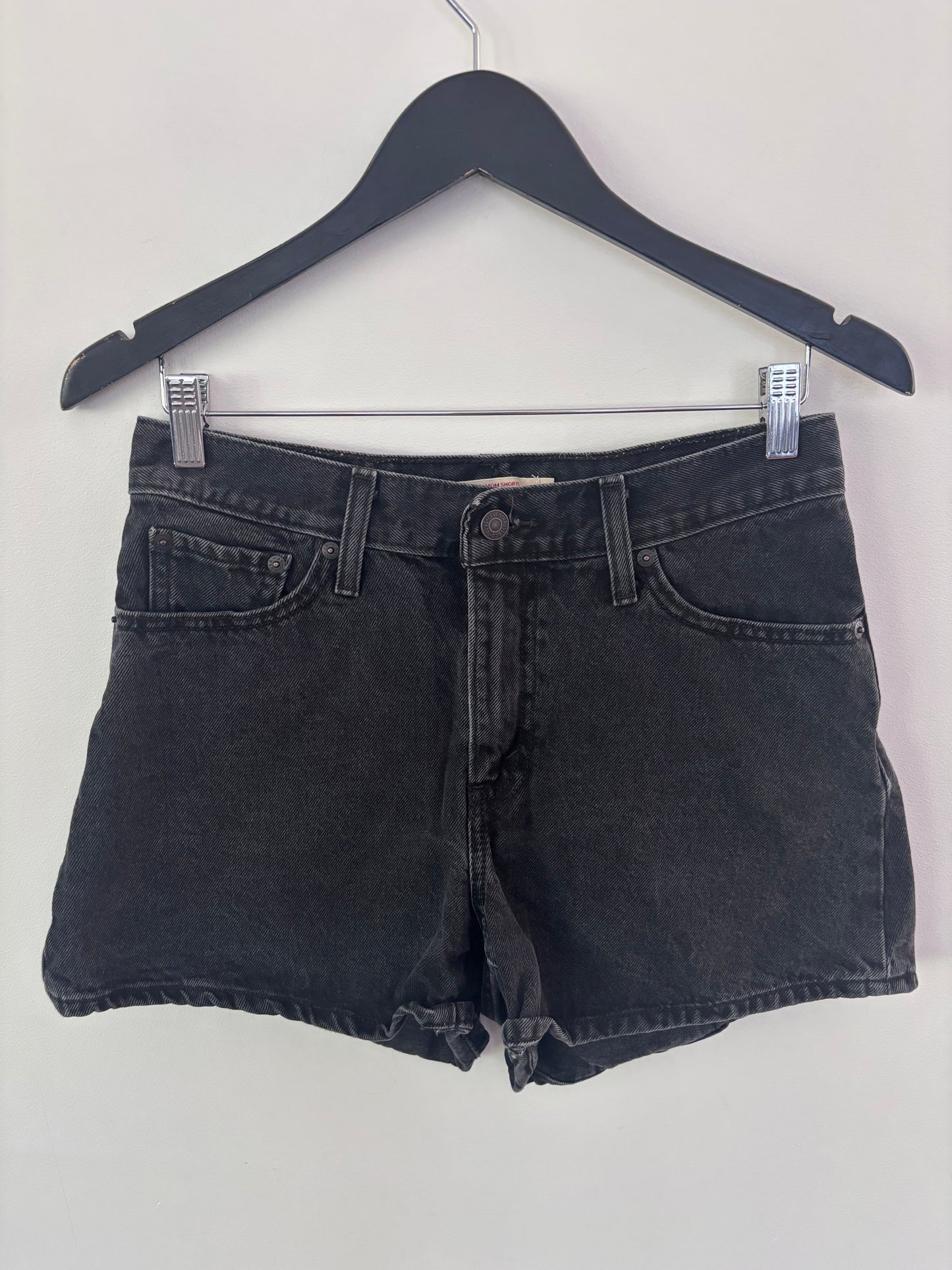 Levi's 80s Mom Shorts in Black Wash | Sz 28