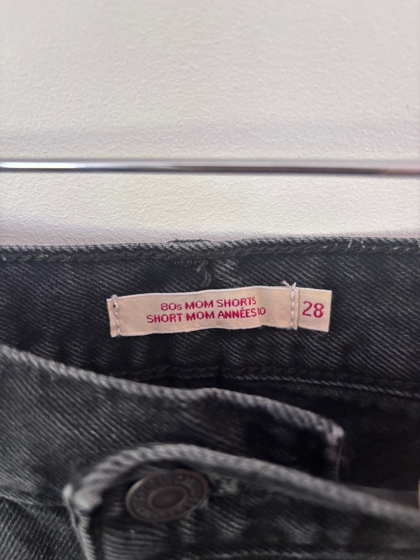 Levi's 80s Mom Shorts in Black Wash | Sz 28