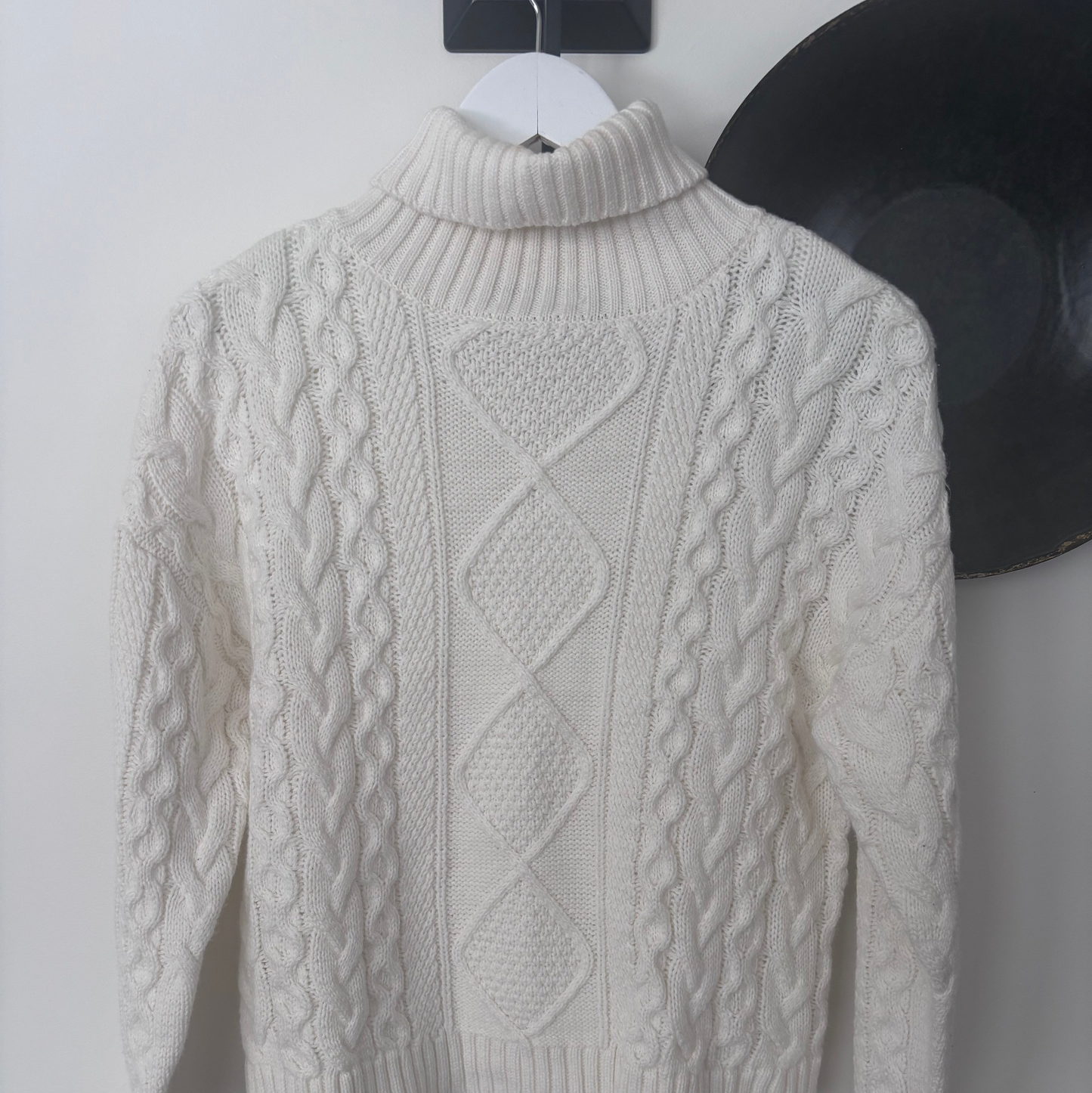 Eclipse White Knit Turtleneck | Sz Medium (M32W3)