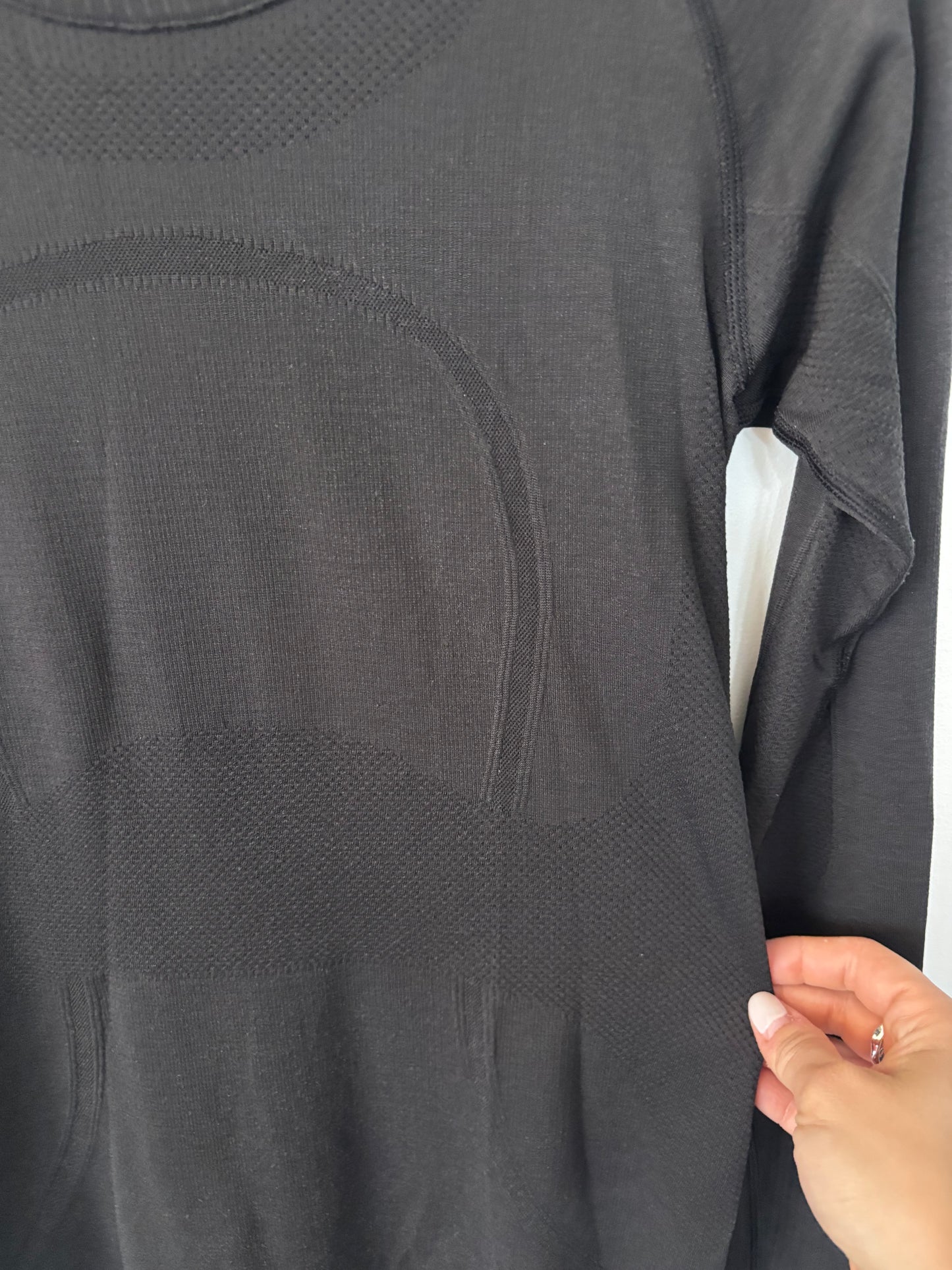 Lululemon Swiftly Tech Long Sleeve Crew in Black | Sz 6 (approx)