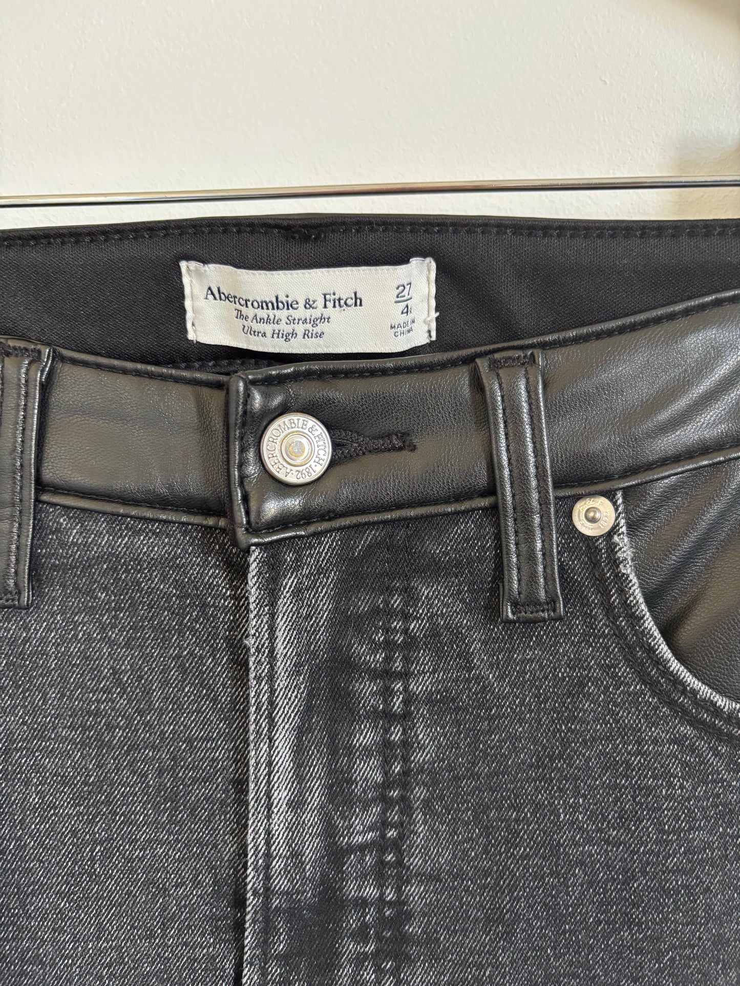 Abercrombie Mixed Fabric Ultra High Rise Ankle Straight Jean |  27 (O30L4)