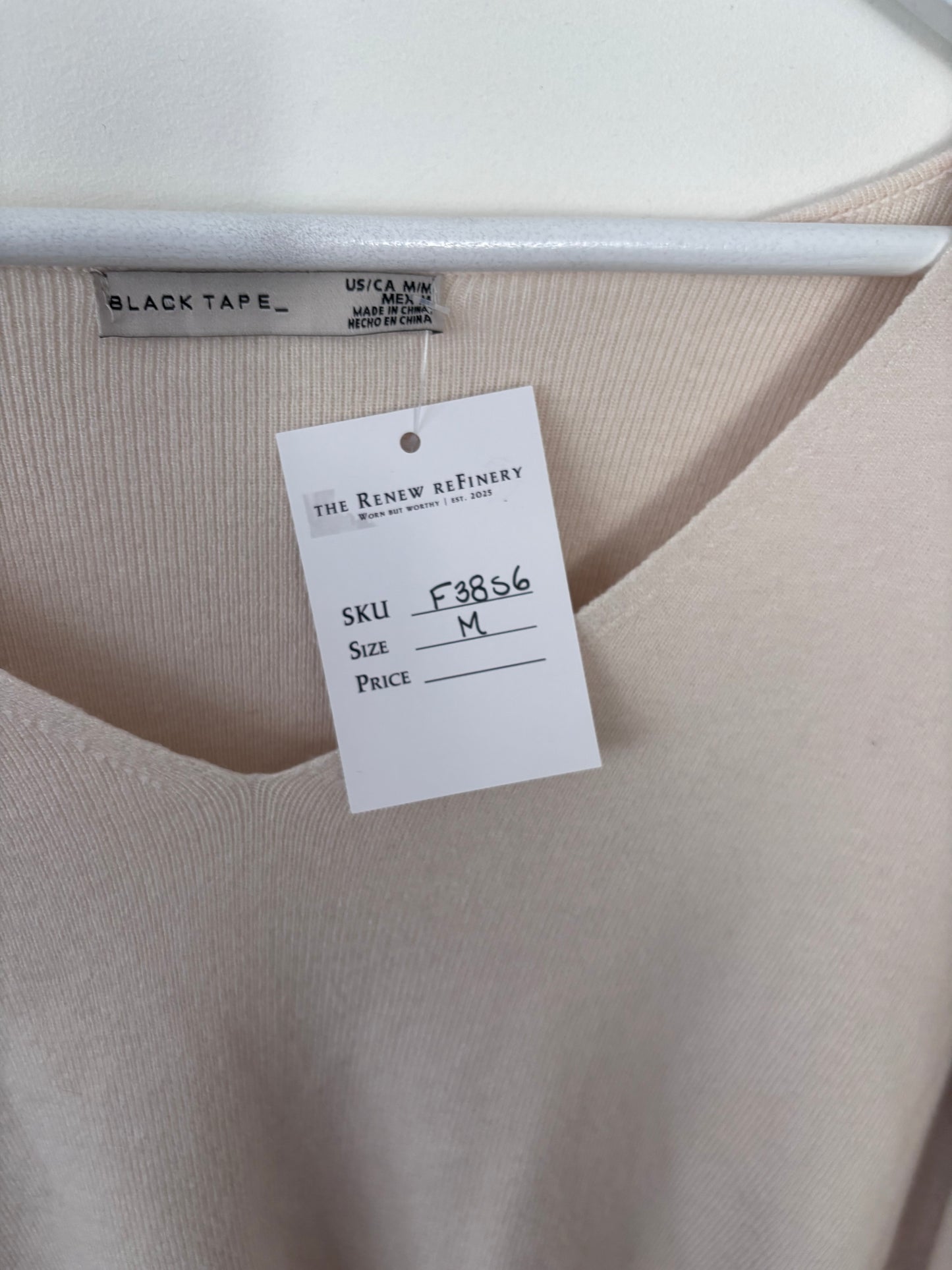 Black Tape_ Cream Soft V-Neck Sweater | Sz Medium (F38S6)