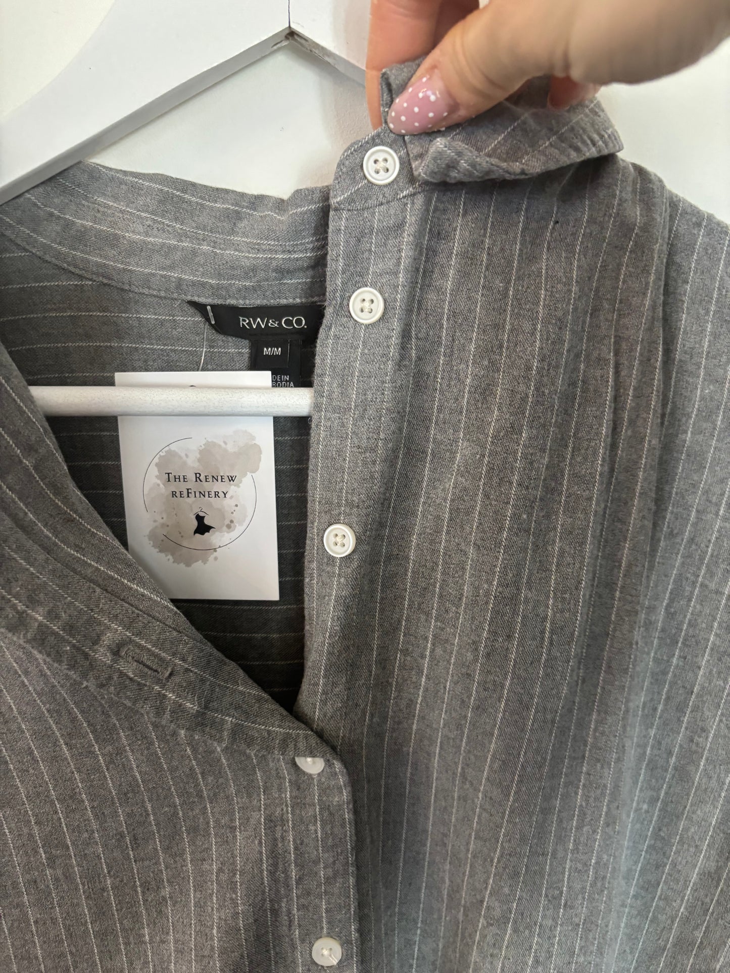 RW&Co Dark Grey Pinstripe Button Up Shirt | Medium (N43S20)