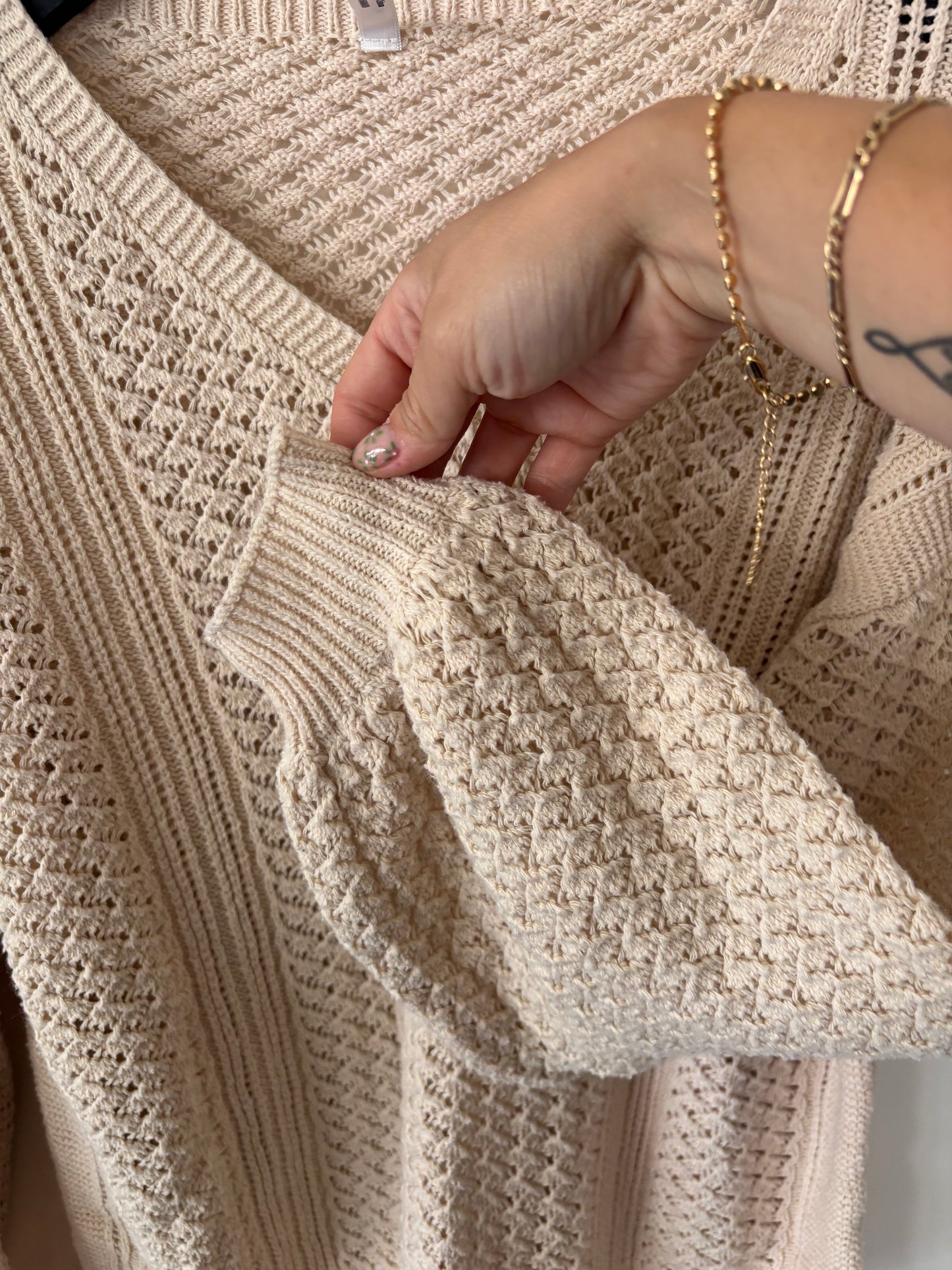 ePretty Beige Knit V-neck Sweater | Sz Large