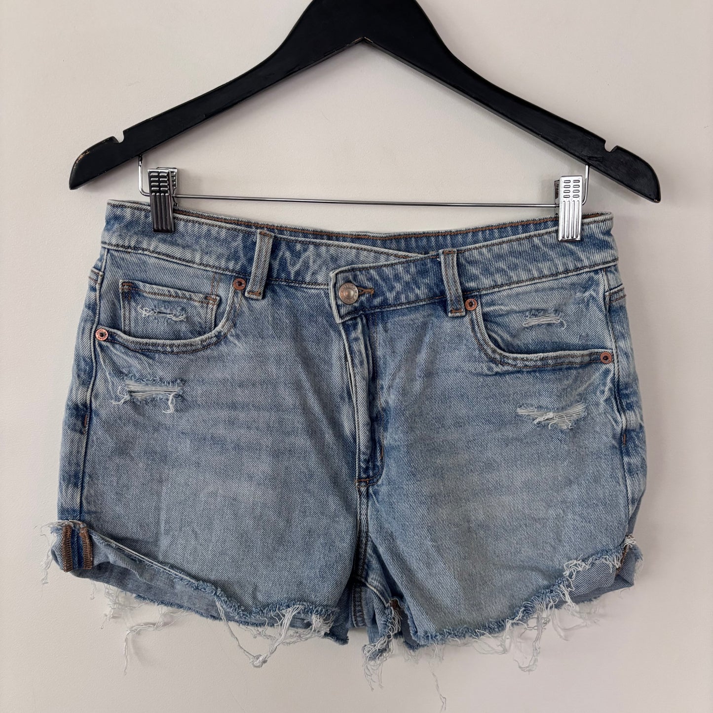 AE Strigid   Mom Shorts / Crossover Waistline | Size 8 / Medium