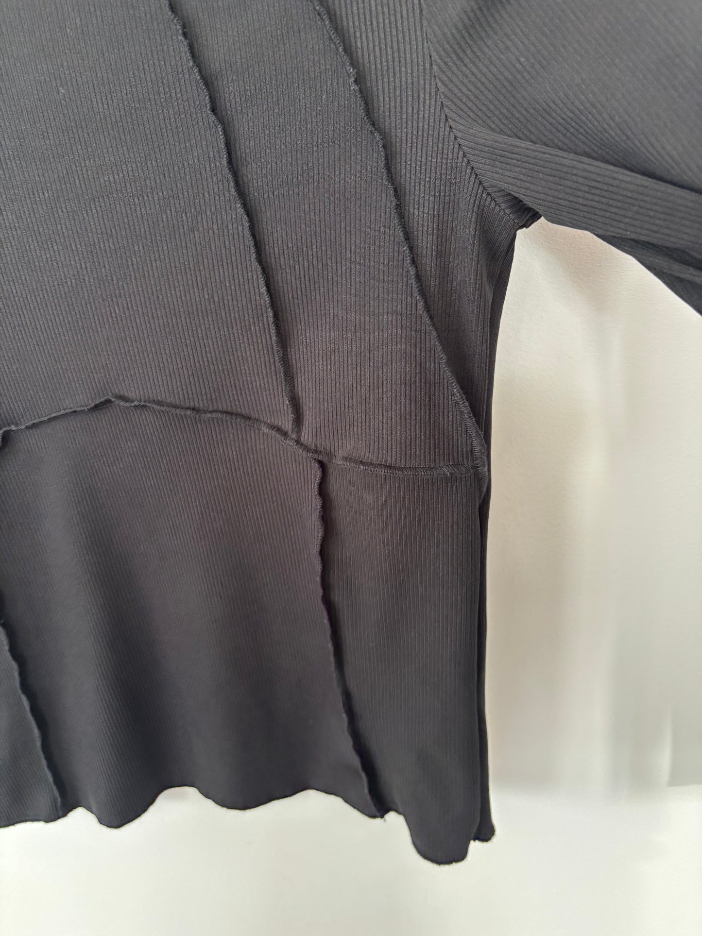 Reverse Seam Black Long Sleeve Top | Sz Small (D002R5)