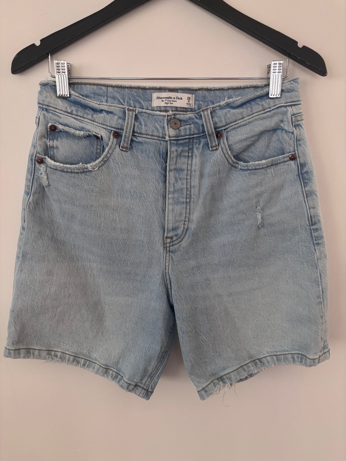 A&F The 7" Dad Shorts in Light Wash | Sz 28