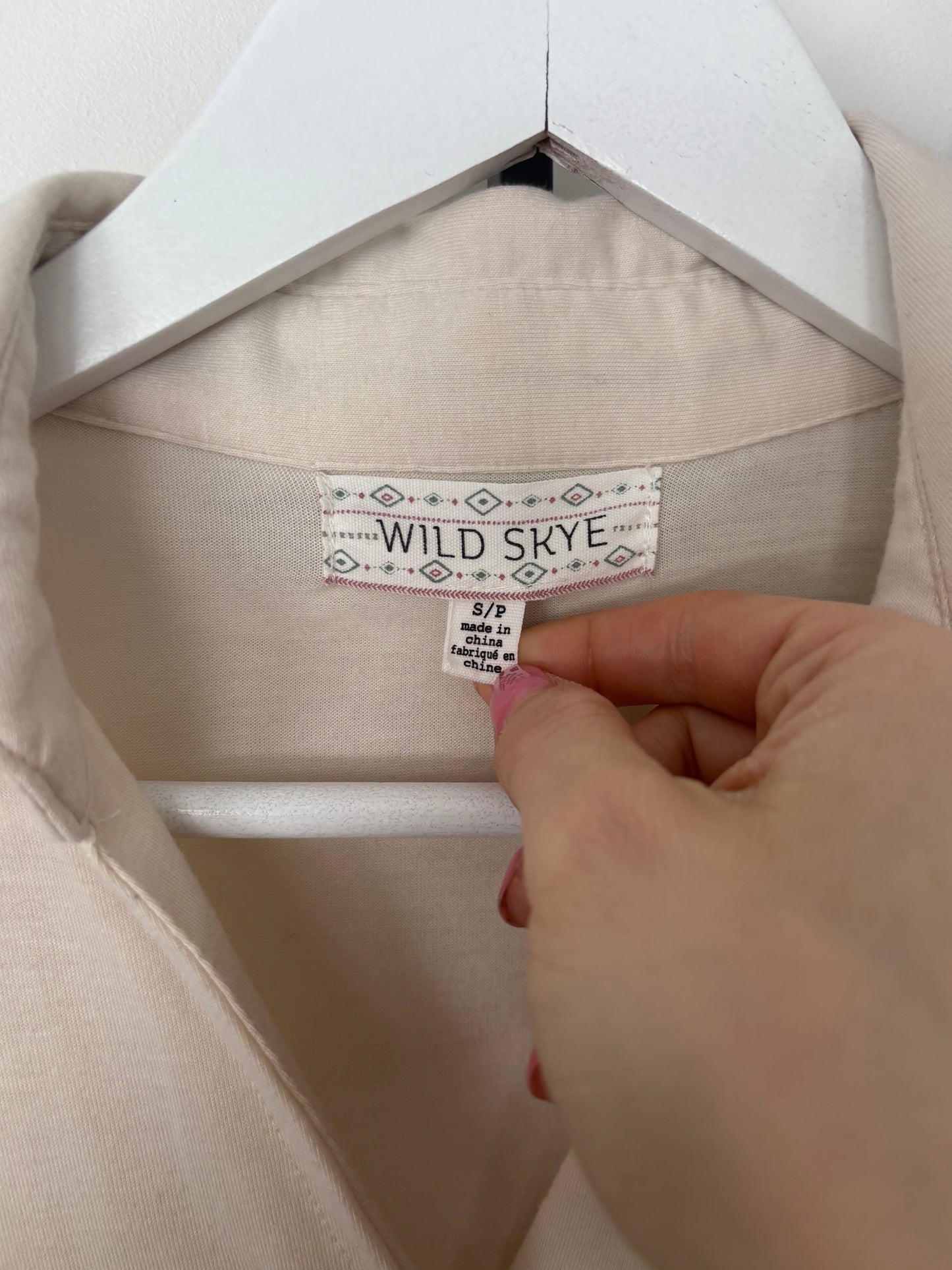 Wild Skye Collared Cream Button Up Shirt | Sz Small (M42W7)