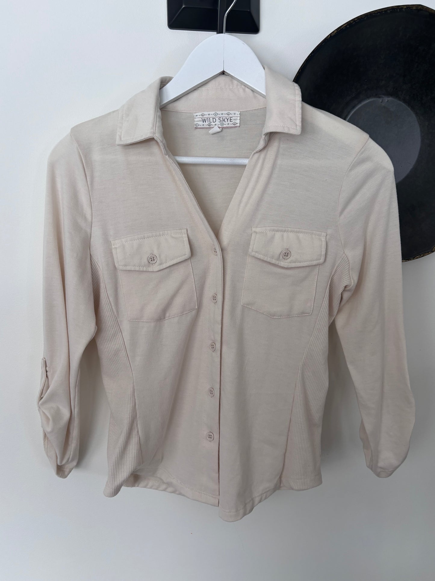 Wild Skye Collared Cream Button Up Shirt | Sz Small (M42W7)