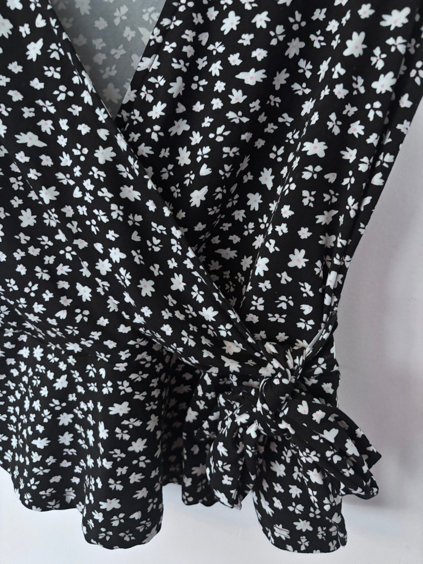 Daisy Print Faux Wrap Top | Sz Medium