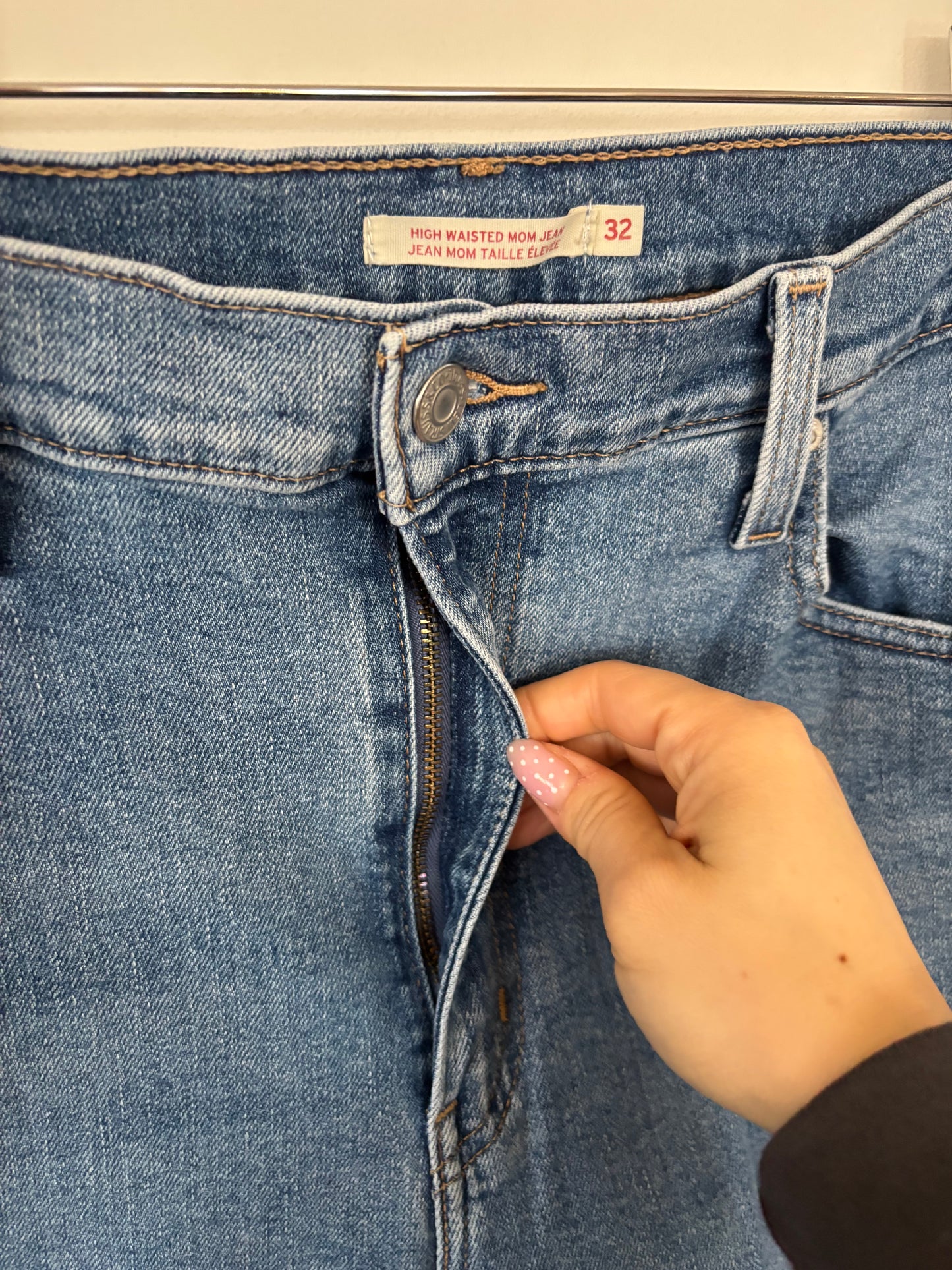 Levi's High Rise Distressed Mom Jeans | 32