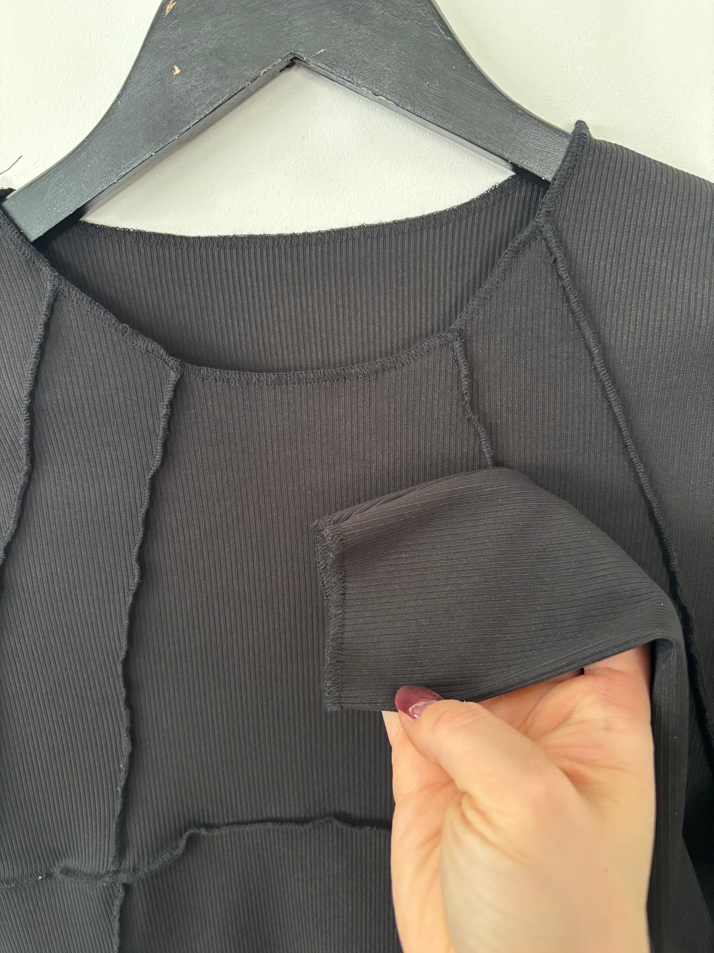 Reverse Seam Black Long Sleeve Top | Sz Small (D002R5)