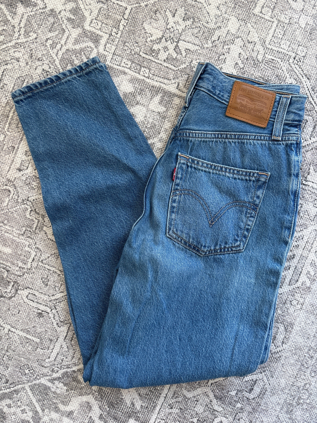 Levi's High Loose Taper Jeans Medium Blue-Wash | Sz 26 (mom jeans)