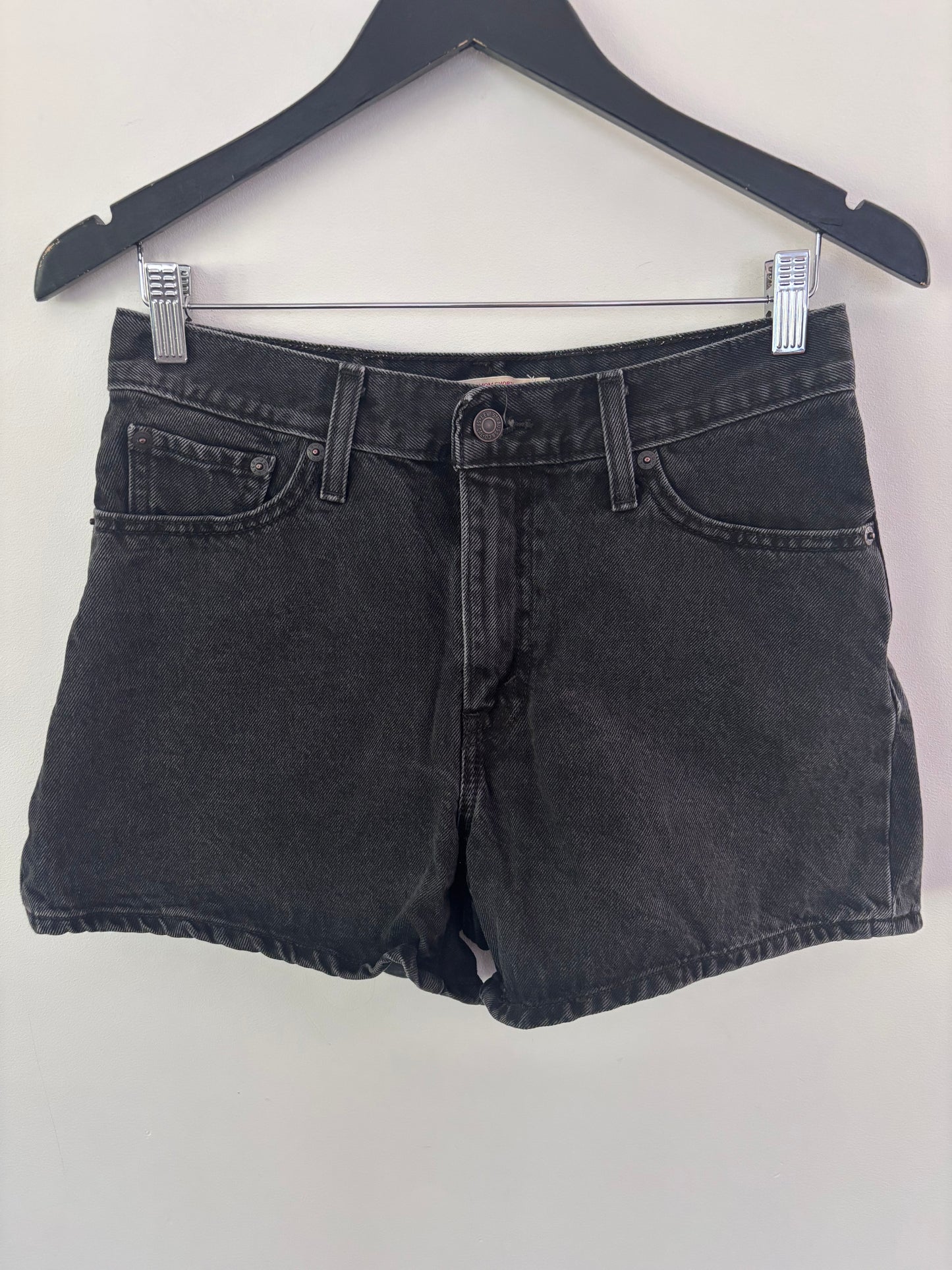 Levi's 80s Mom Shorts in Black Wash | Sz 28