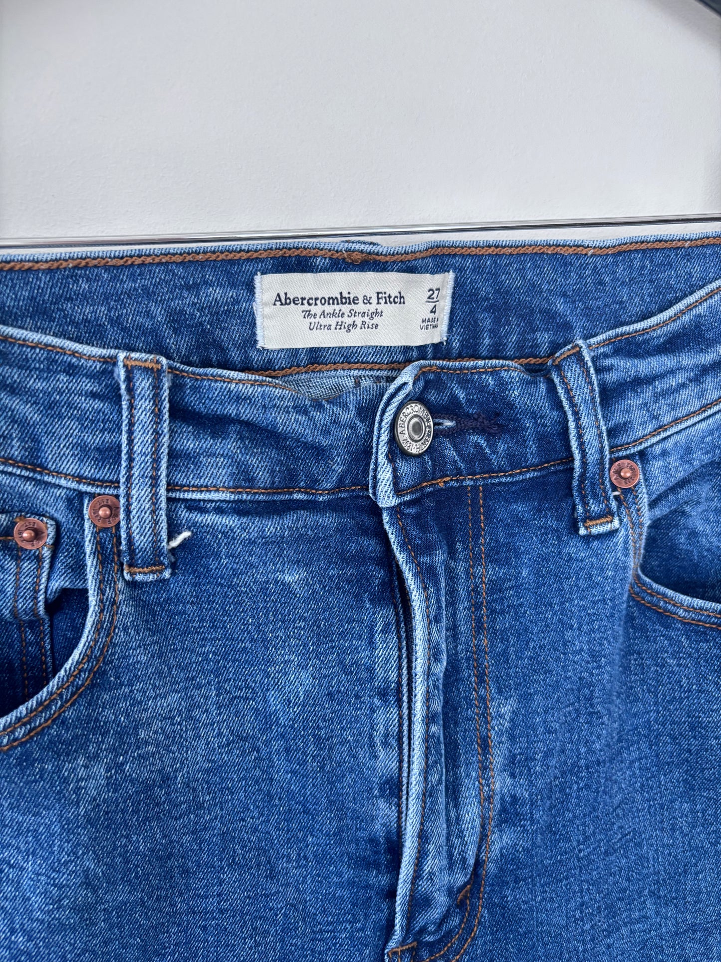 Abercrombie Ankle Straight Ultra High Rise (medium/dark wash) | Sz 4 or 27 (CS21W8)