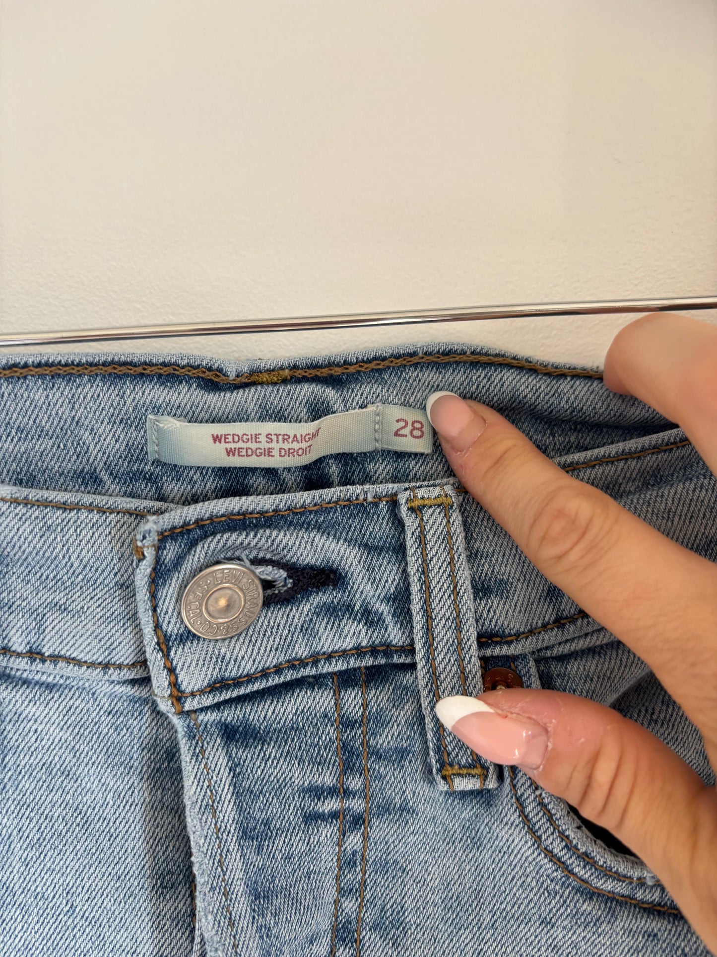 Levi's Wedgie Straight Distresed Denim | 28 (fit small**)