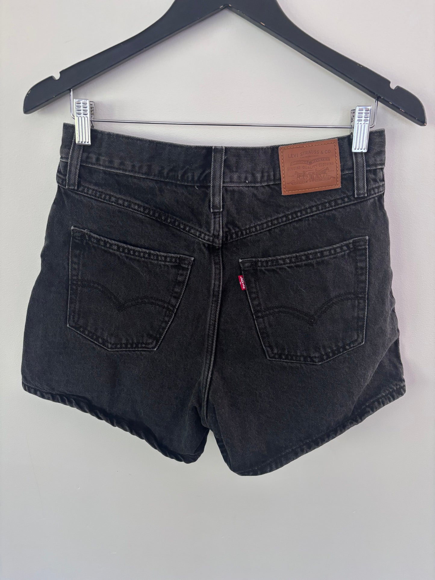 Levi's 80s Mom Shorts in Black Wash | Sz 28