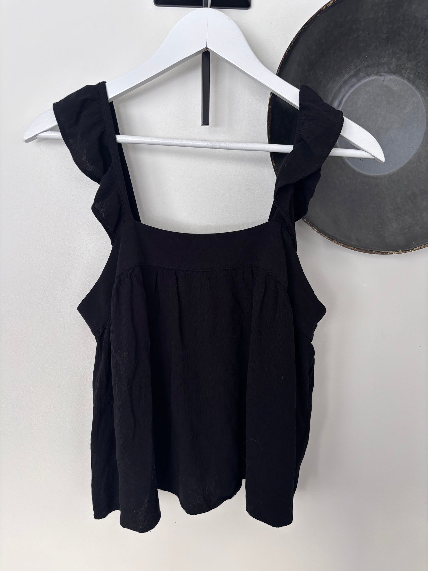 ICHI Ruffle Strap Black Top | Sz Medium (M10W3)
