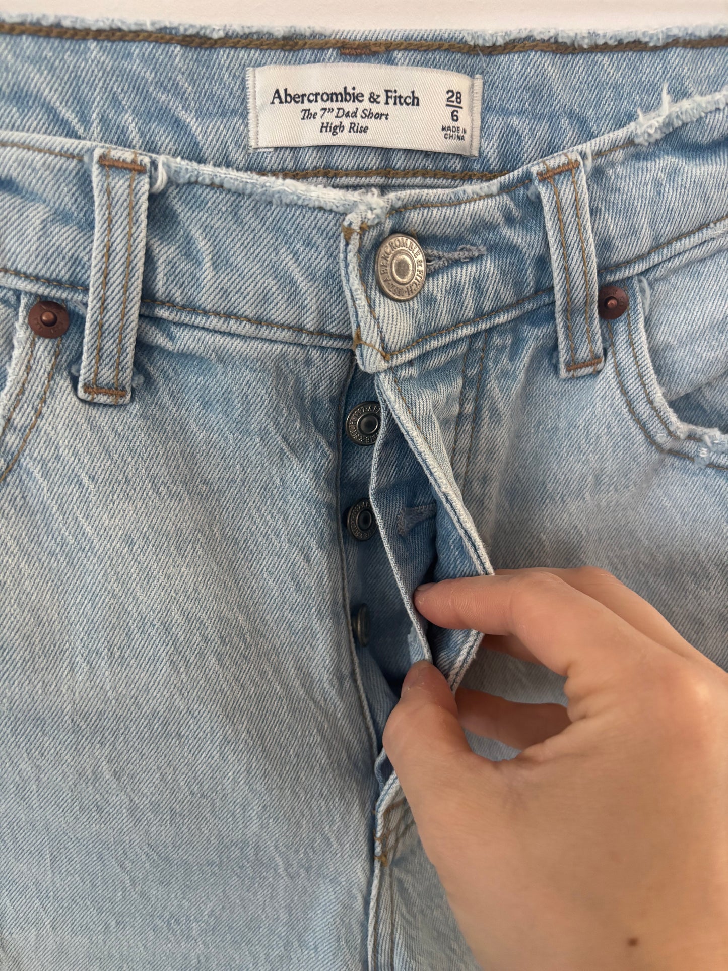 A&F The 7" Dad Shorts in Light Wash | Sz 28