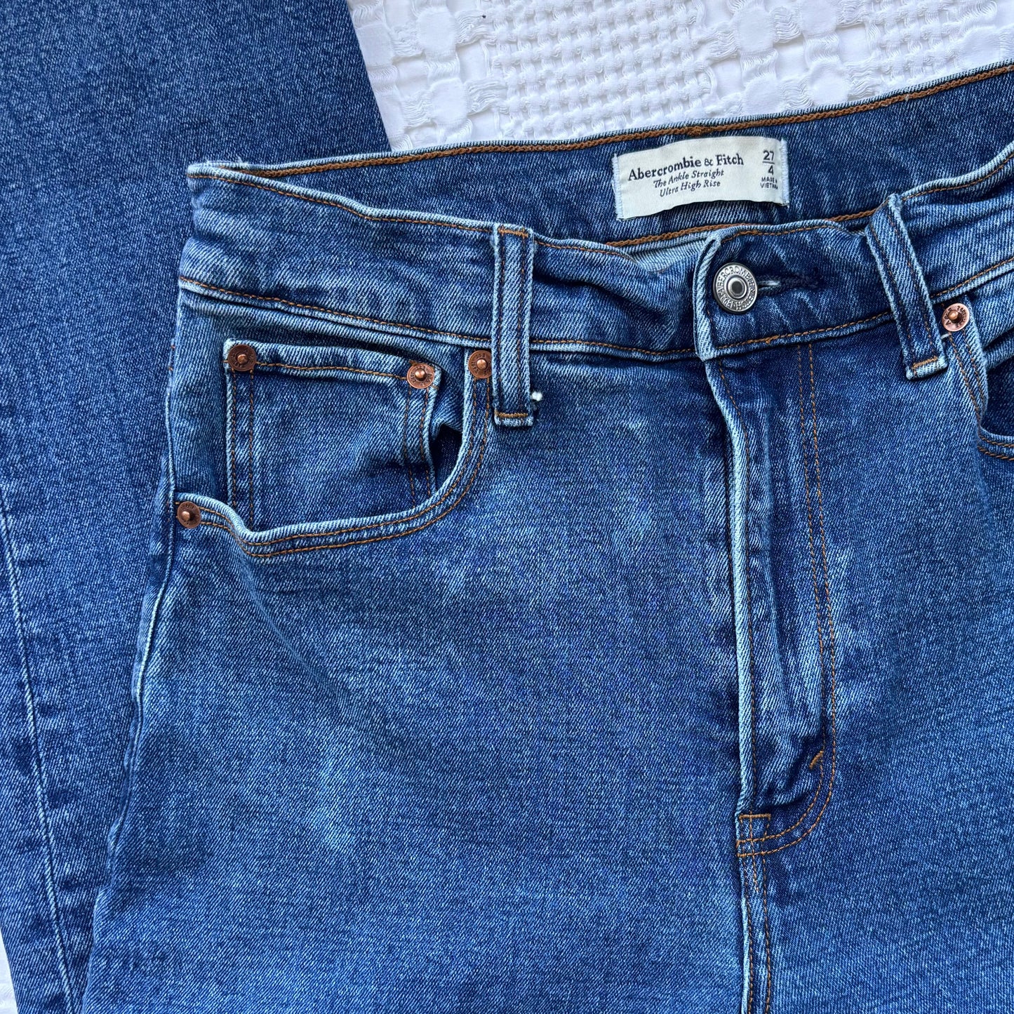 Abercrombie Ankle Straight Ultra High Rise (medium/dark wash) | Sz 4 or 27 (CS21W8)