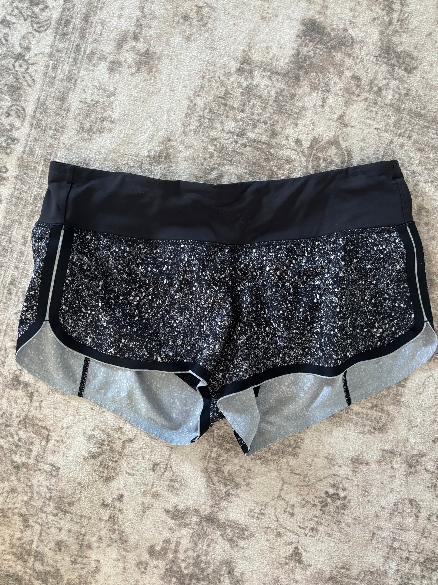 Lululemon Race Pace Short in Mini Splatter White/Black | size 6