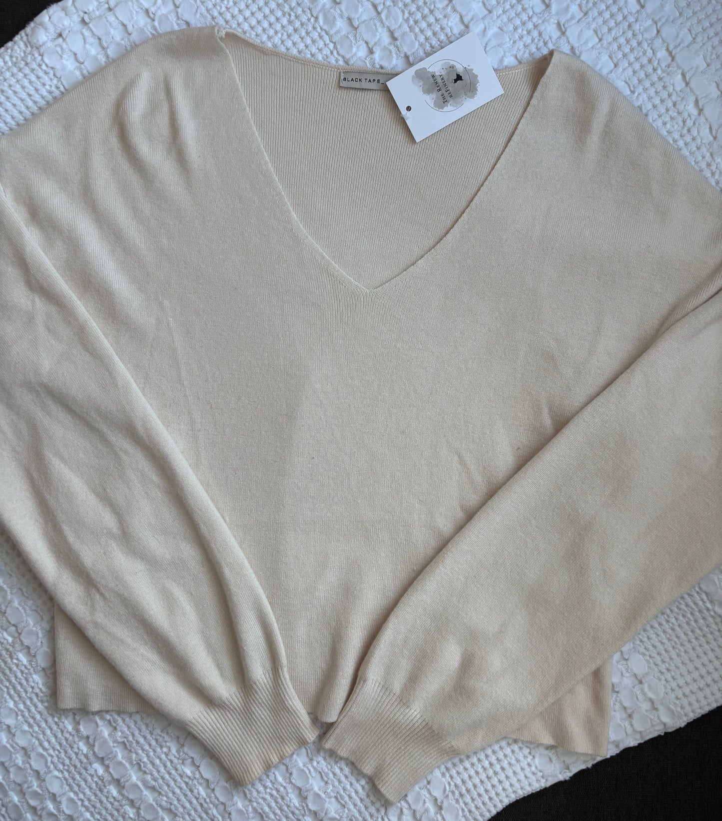 Black Tape_ Cream Soft V-Neck Sweater | Sz Medium (F38S6)