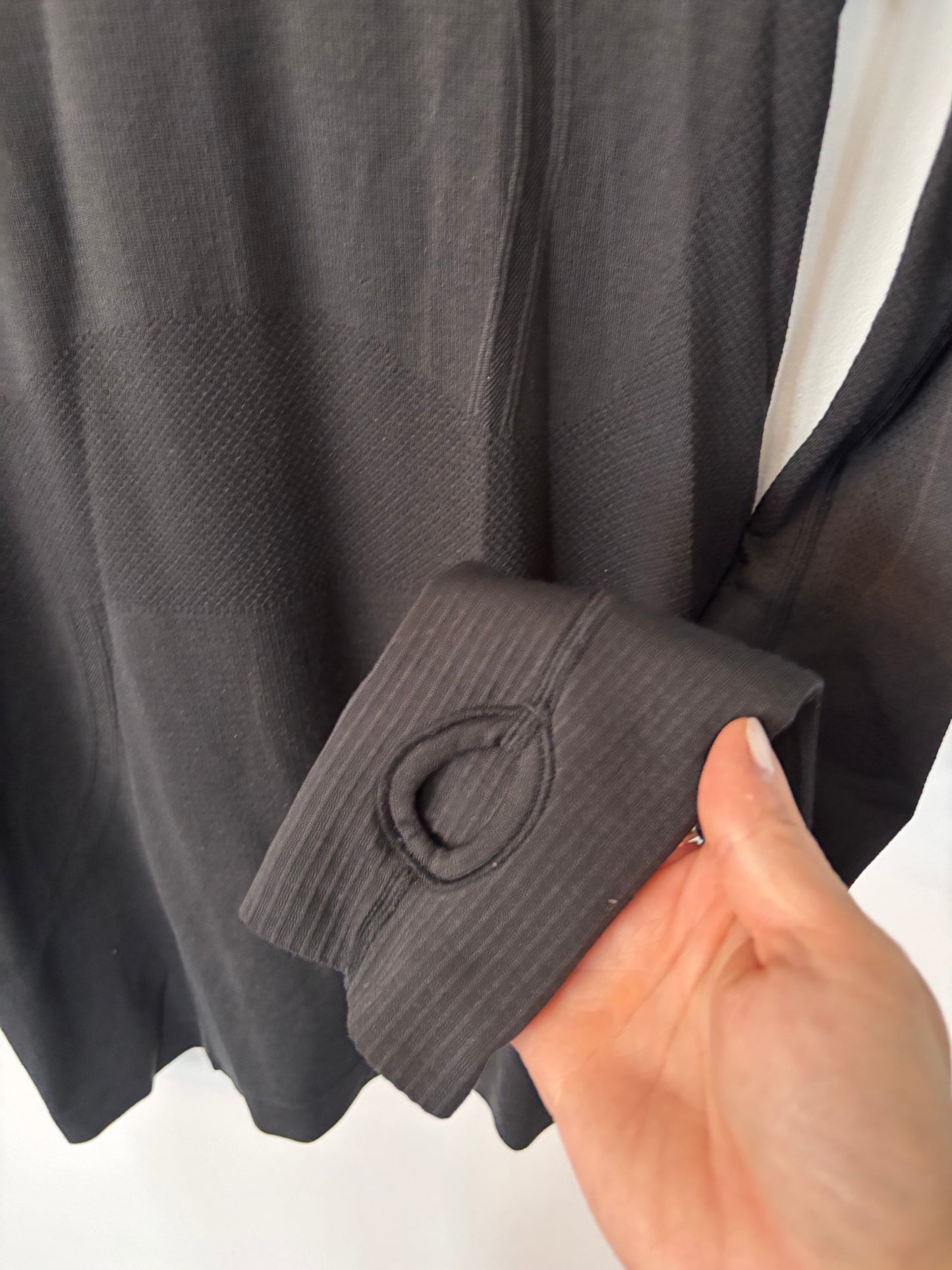 Lululemon Swiftly Tech Long Sleeve Crew in Black | Sz 6 (approx)